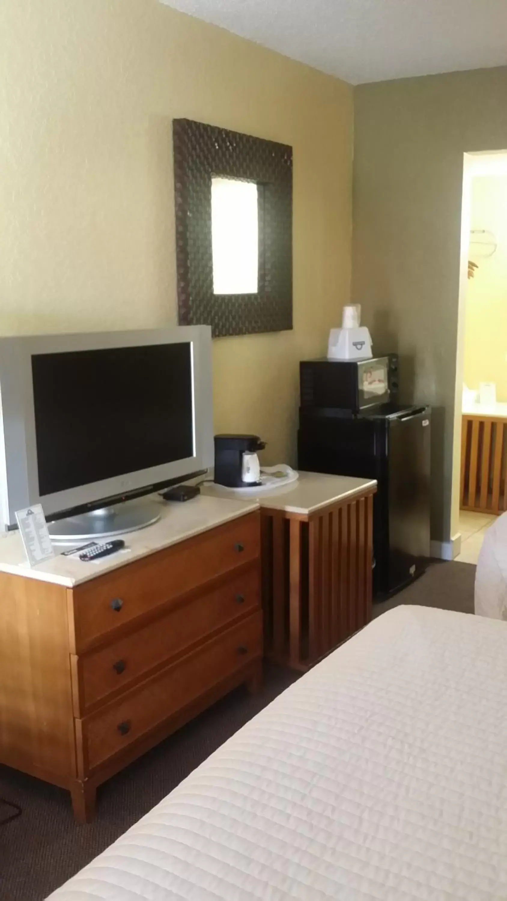 Bedroom, TV/Entertainment Center in Days Inn by Wyndham Cocoa Cruiseport West At I-95/524