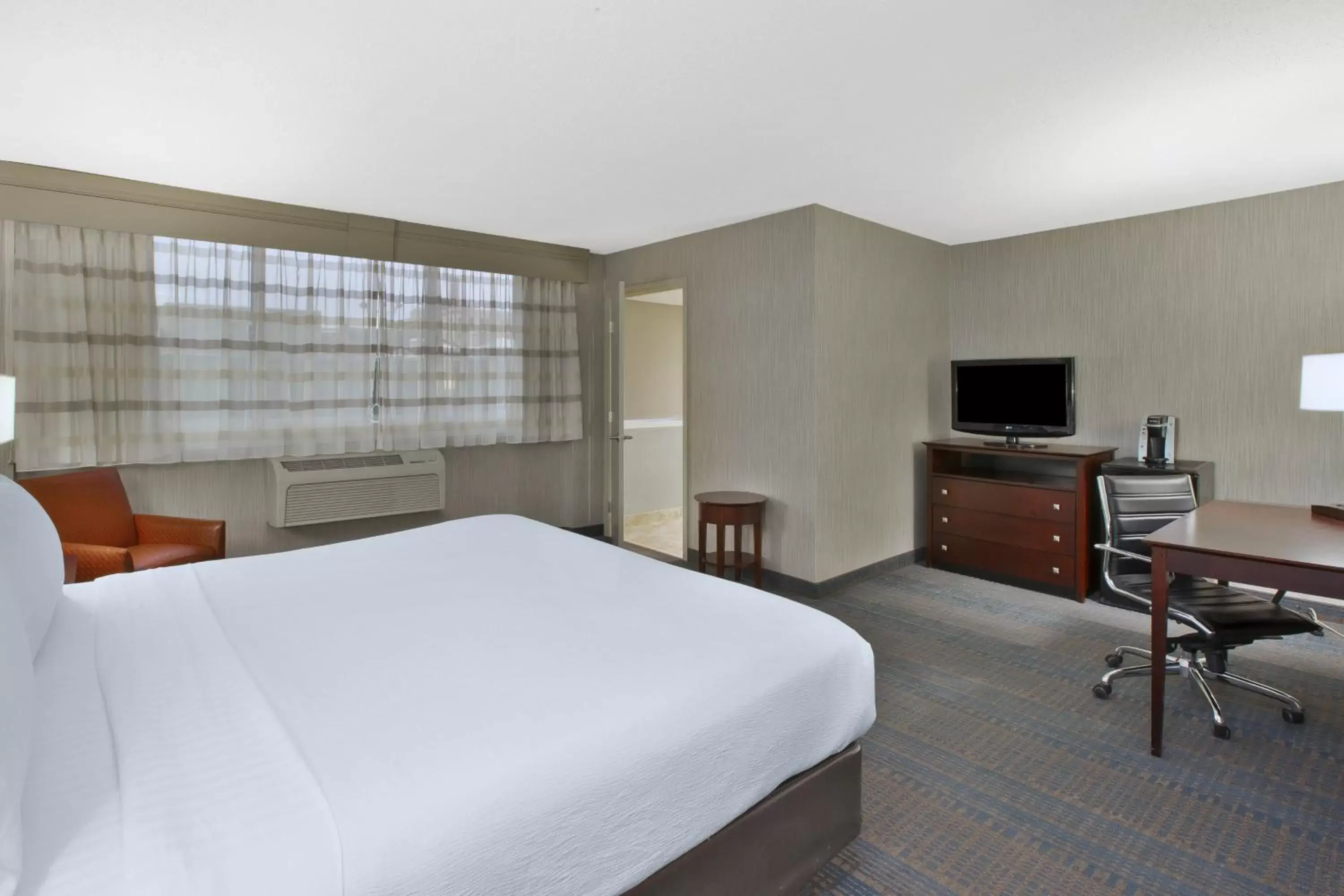 Photo of the whole room, TV/Entertainment Center in Holiday Inn Columbus Dwtn-Capitol Square, an IHG Hotel