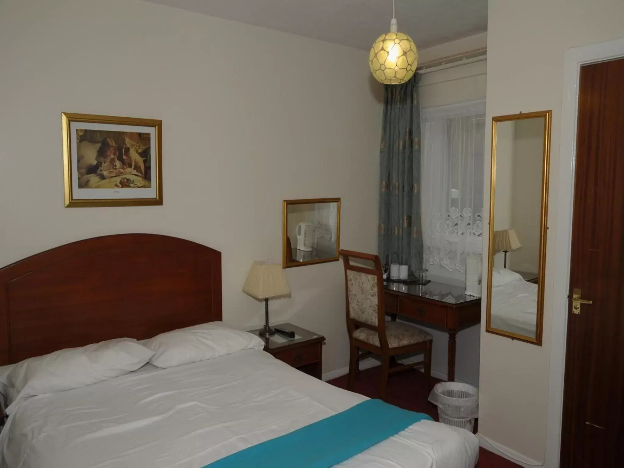 Double Room in Wimblehurst Hotel