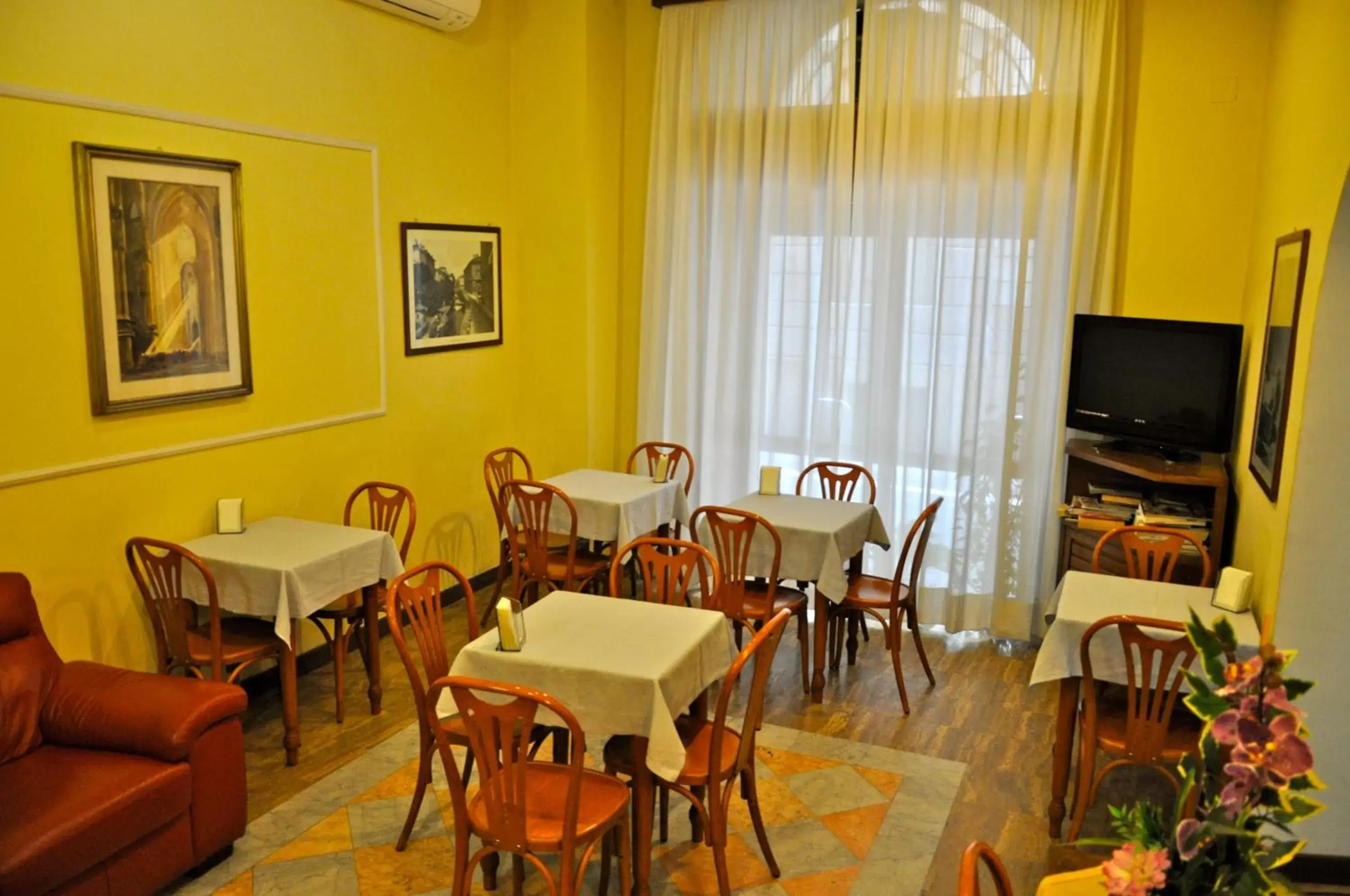 Communal lounge/ TV room, Restaurant/Places to Eat in Hotel Vecchia Milano