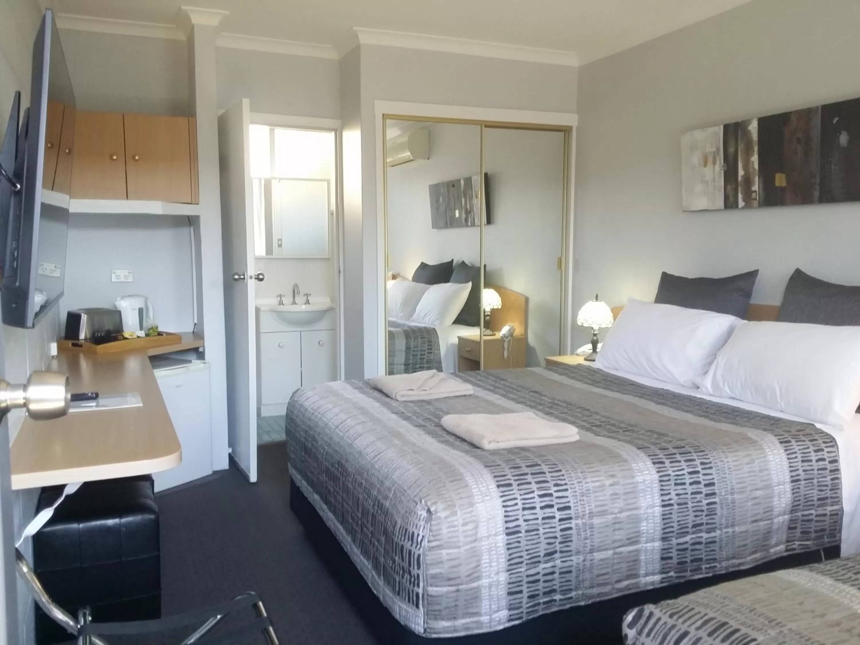 Photo of the whole room, Bed in White Manor Motel