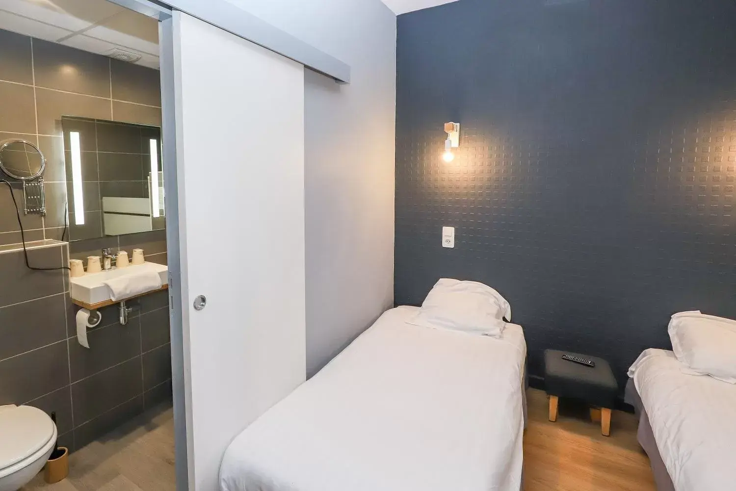 Bathroom, Bed in Hôtel La Réserve de Brive