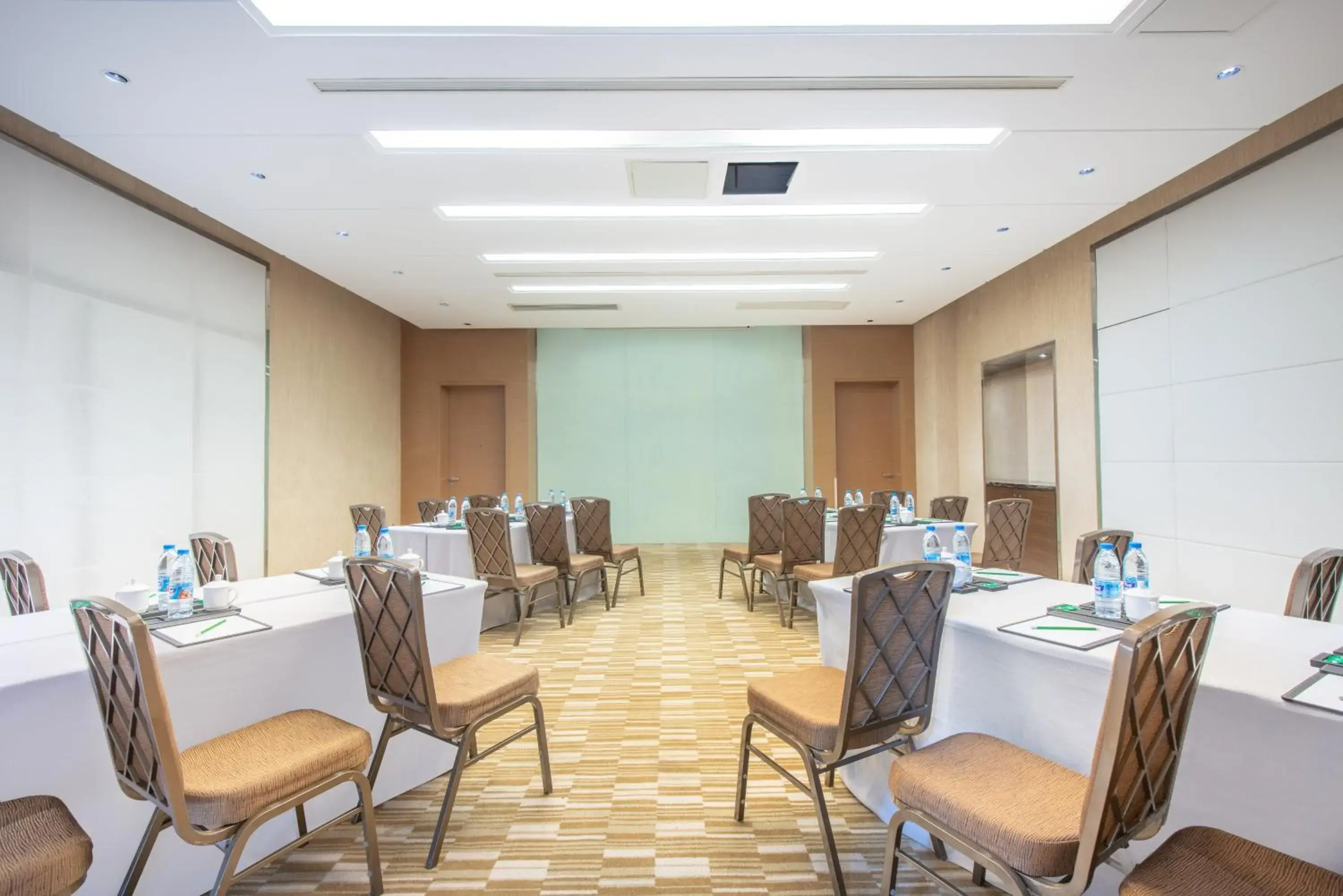 Meeting/conference room in Holiday Inn Taicang City Centre, an IHG Hotel