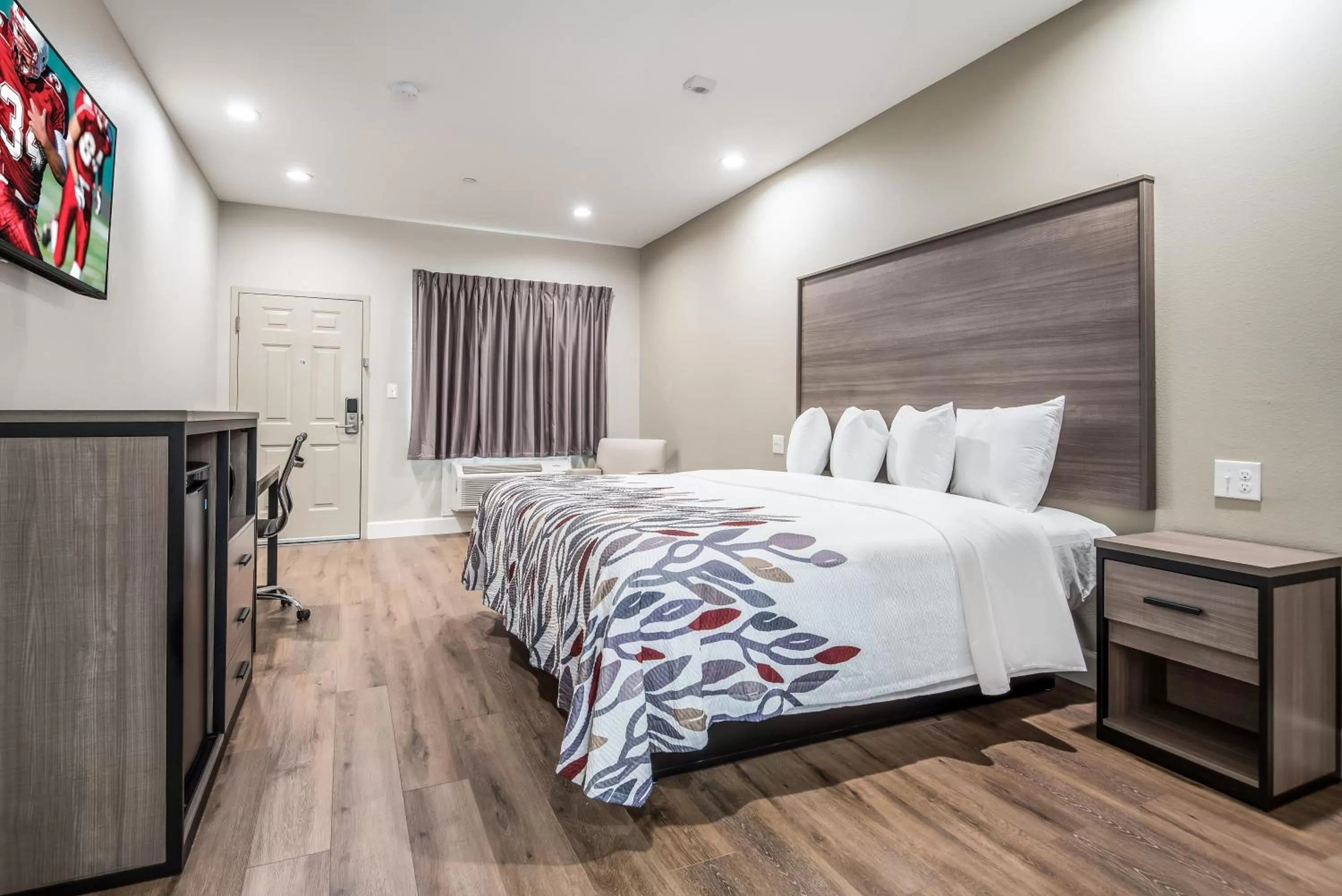 Photo of the whole room, Bed in Red Roof Inn & Suites Mobile SW - I-10