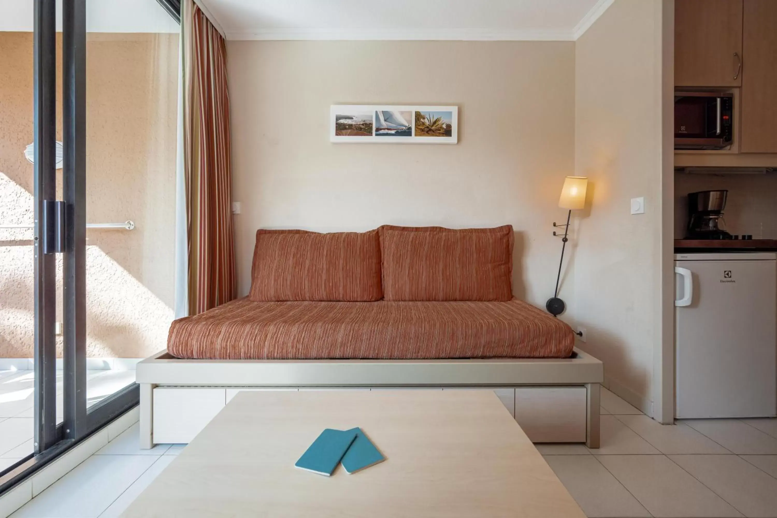 Bed, Seating Area in Résidence Pierre & Vacances L’Anse De Pramousquier