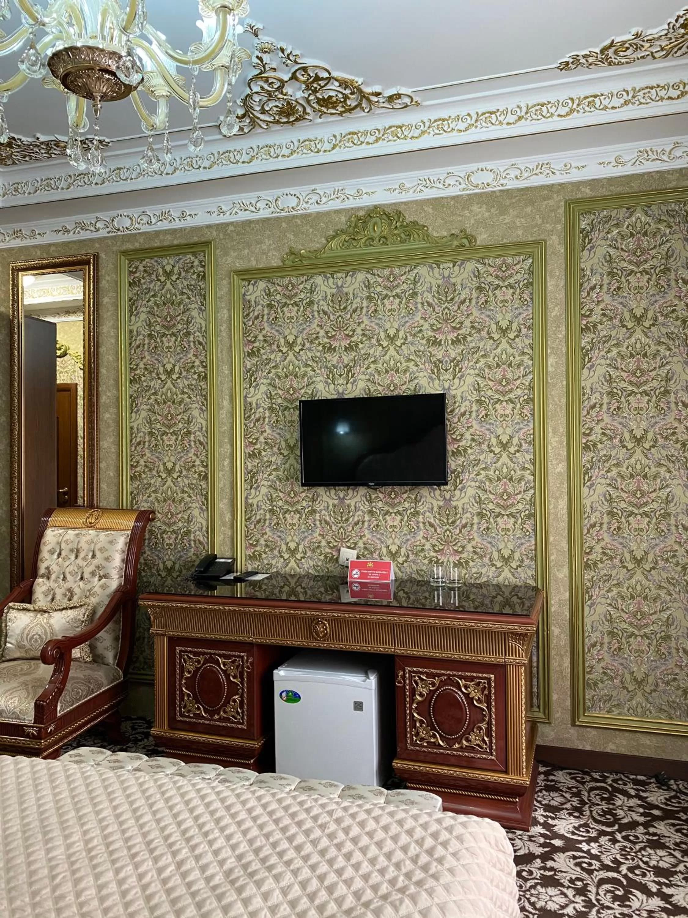 Communal lounge/ TV room, TV/Entertainment Center in Lion Hotel