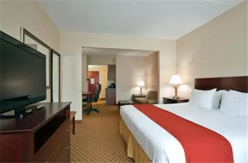 Photo of the whole room, Bed in Holiday Inn Express Hotel & Suites Harriman, an IHG Hotel