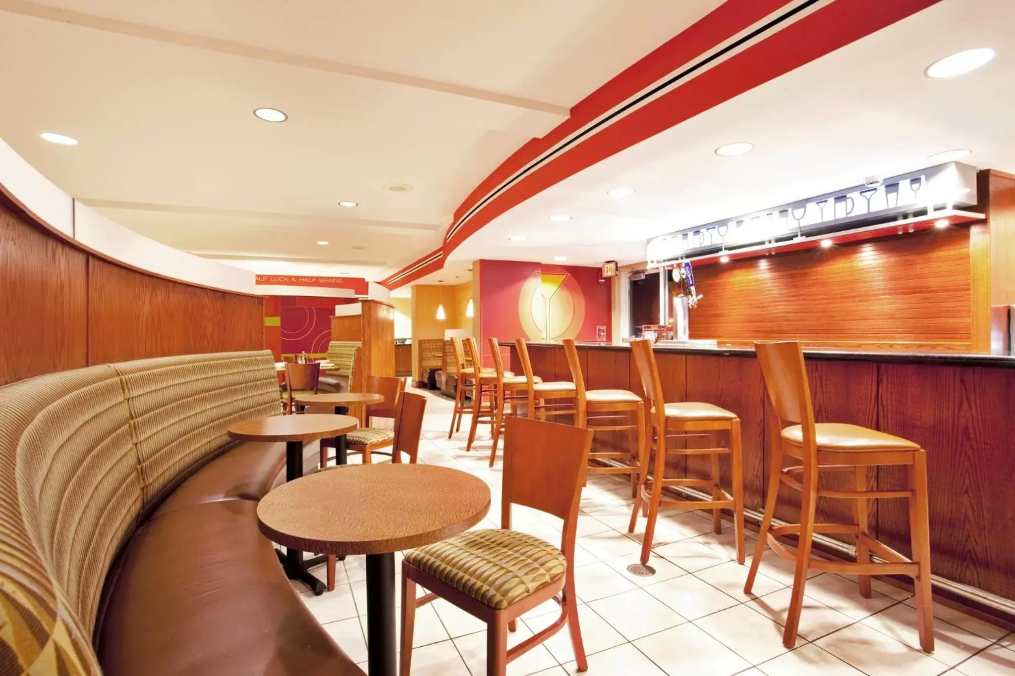 Lounge or bar, Restaurant/Places to Eat in Holiday Inn Hotel & Suites Beckley, an IHG Hotel
