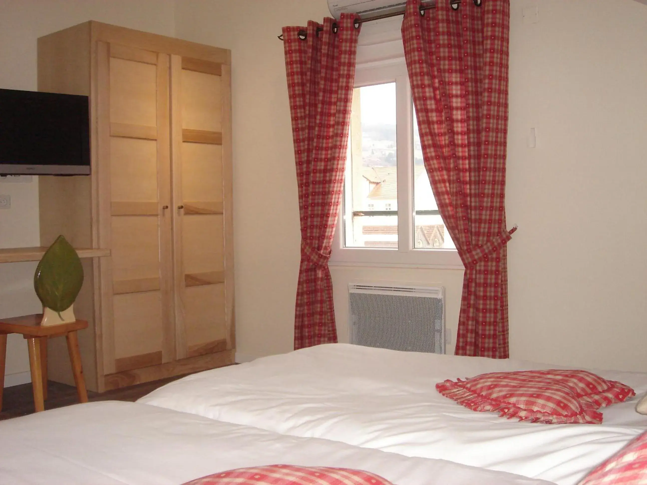 Photo of the whole room, Bed in Hotel de la Jamagne & Spa