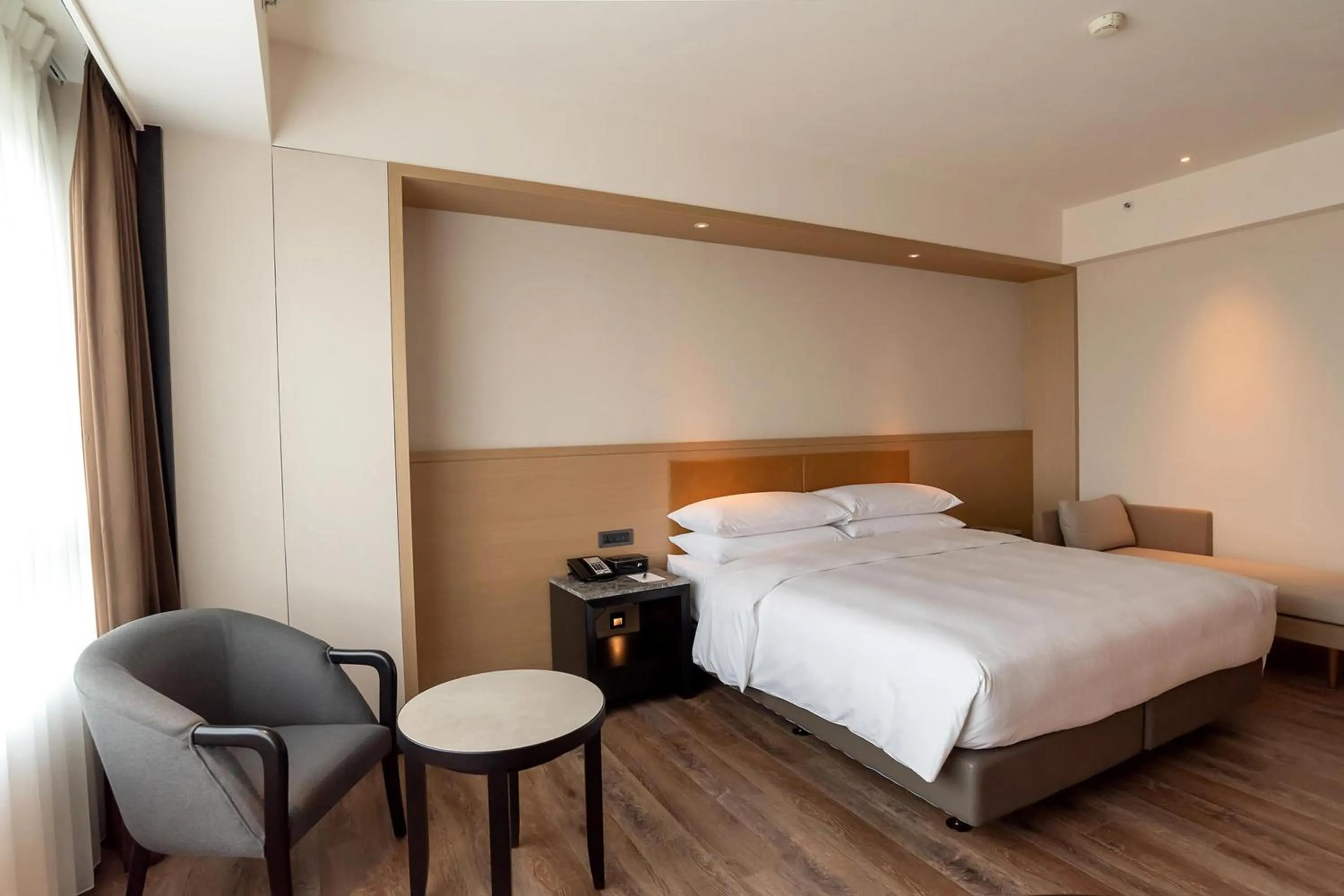 Photo of the whole room, Bed in Sheraton Taoyuan Hotel