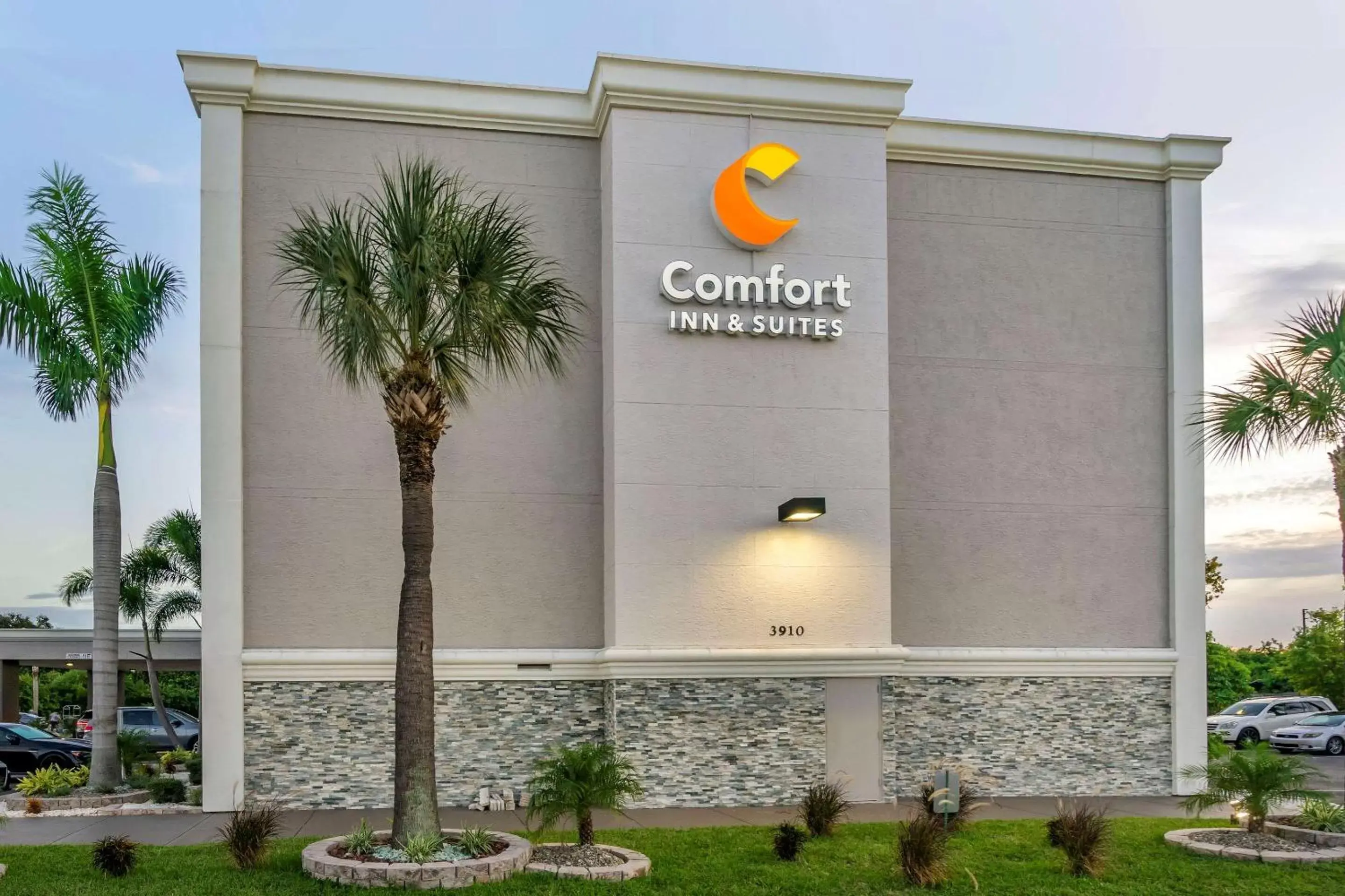 Property building in Comfort Inn & Suites St Pete - Clearwater International Airport Property building in Comfort Inn & Suites St Pete - Clearwater International Airport