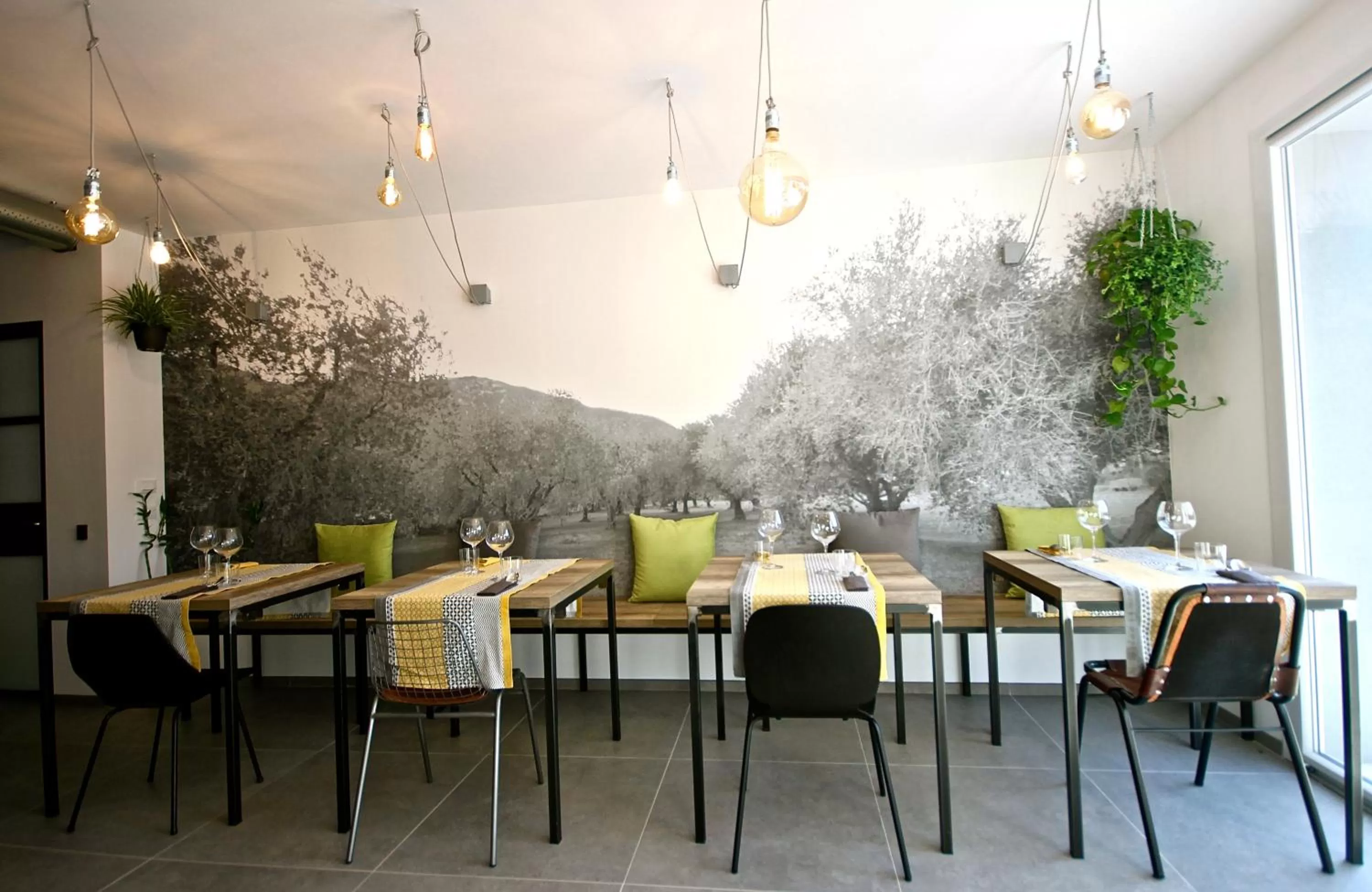 Restaurant/places to eat in Pove 2.4 Hotel