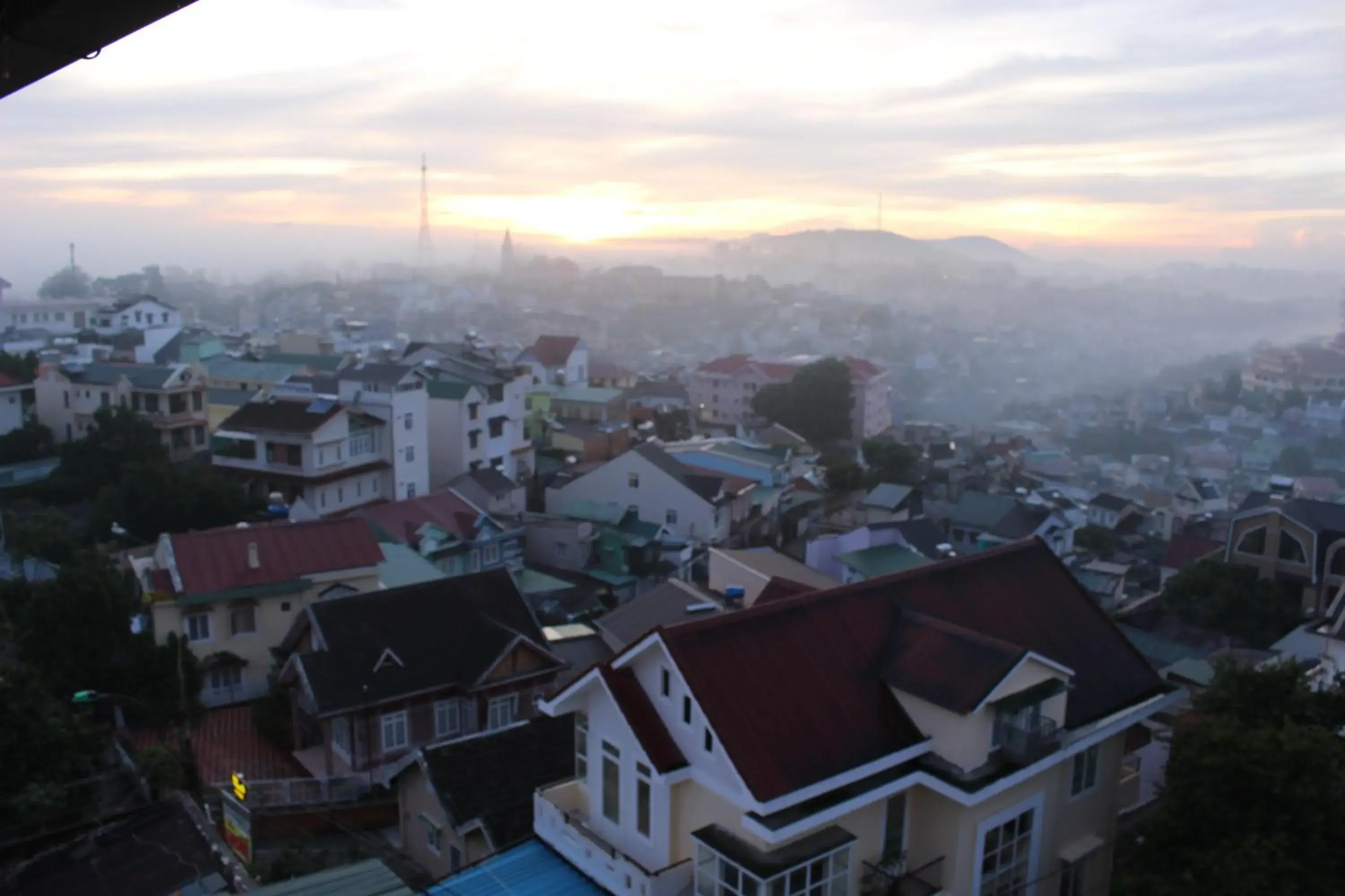 Bird's eye view, Bird's-eye View in Golden Bee Hotel