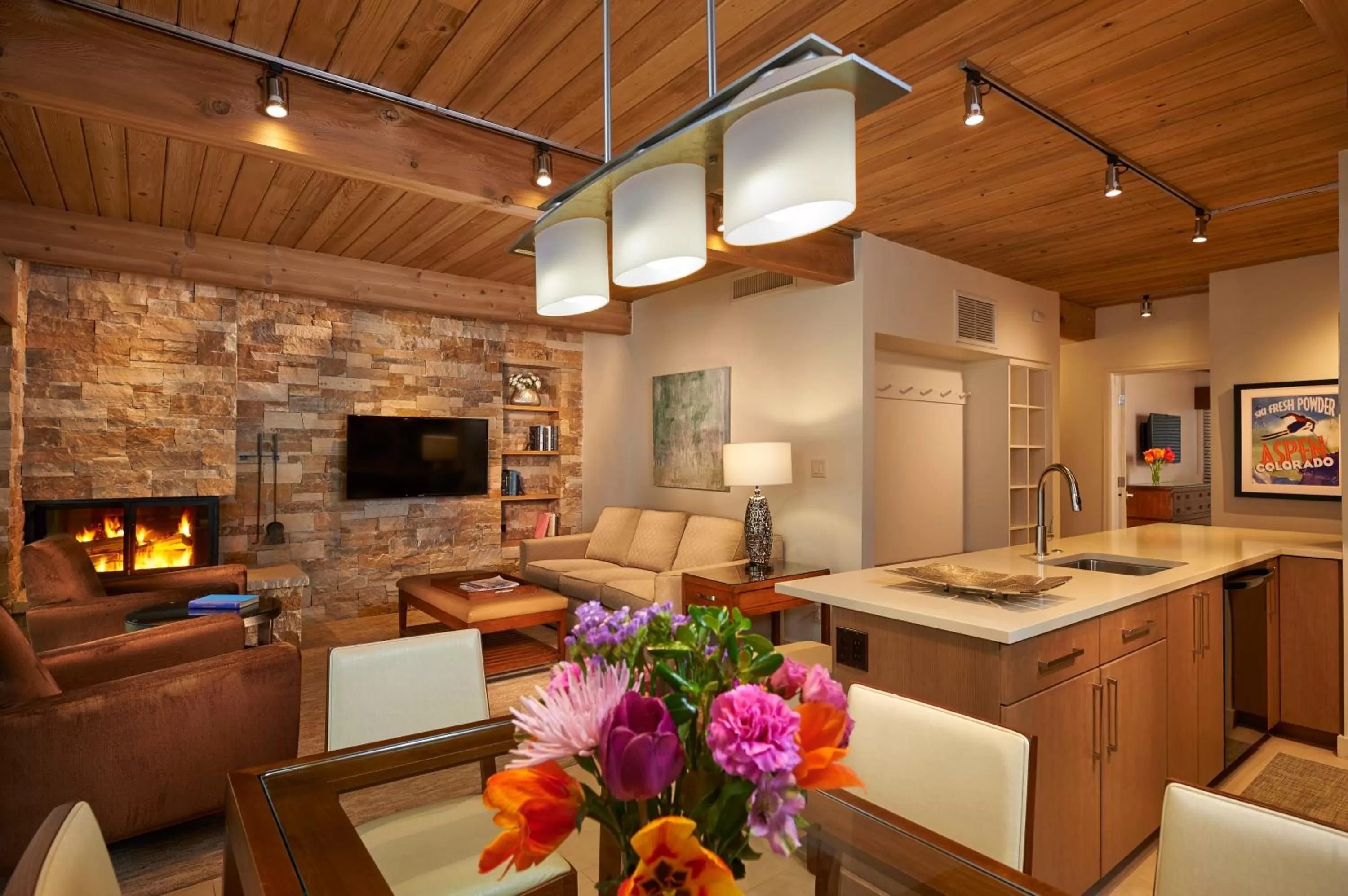 TV and multimedia in Aspen Square Condominium Hotel