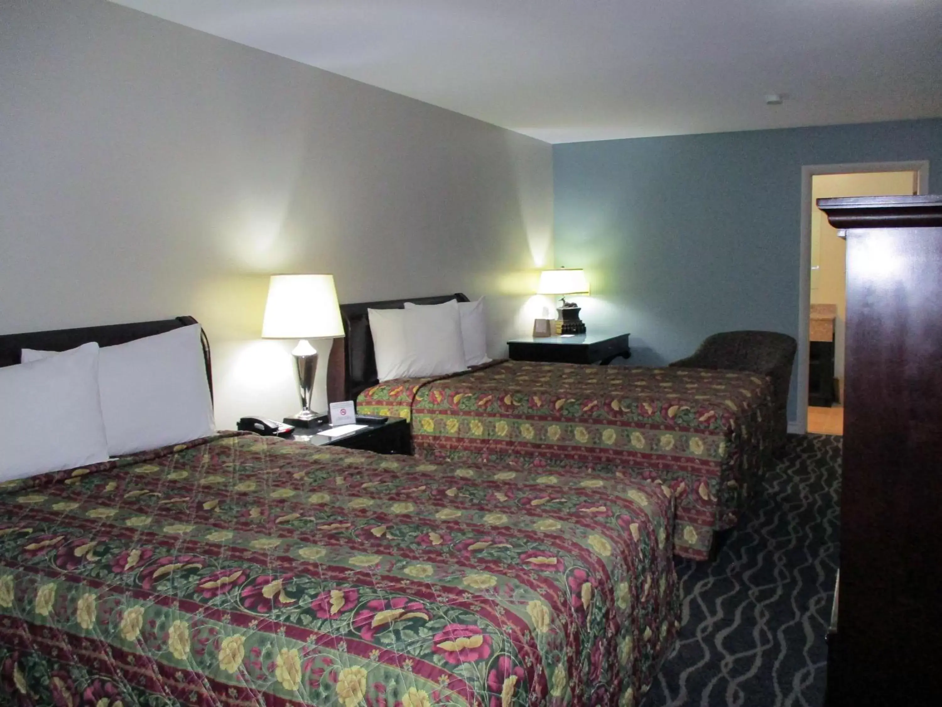 Photo of the whole room, Bed in Motel 6-Shartlesville, PA