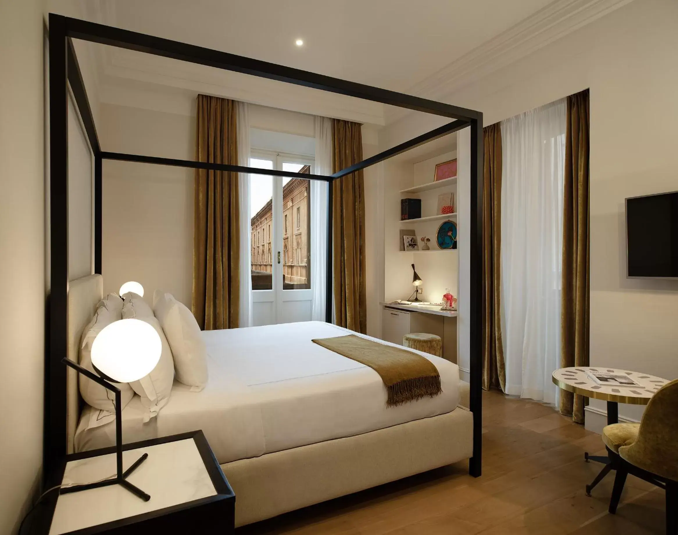 Photo of the whole room, Bed in Elizabeth Unique Hotel | a Member of Design Hotels™