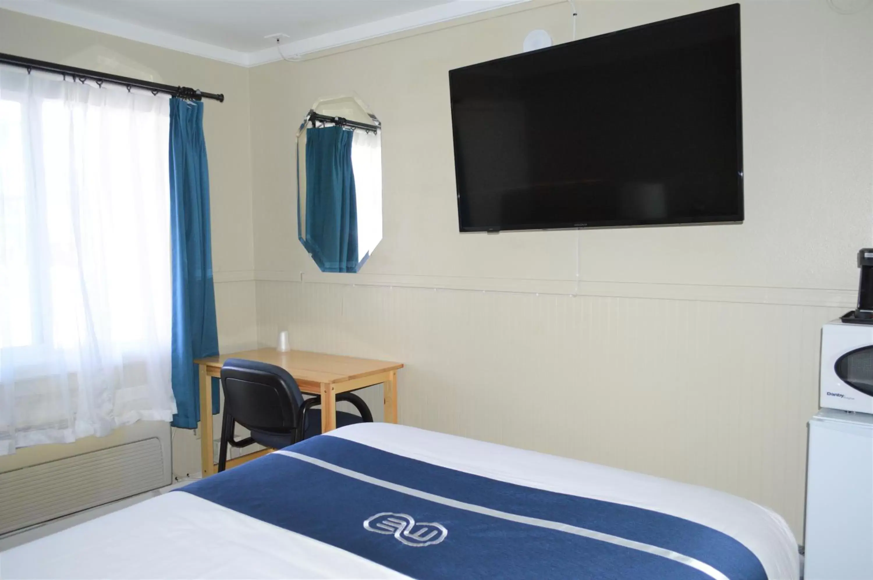 Bedroom, TV/Entertainment Center in Omeo Suites Glass Beach
