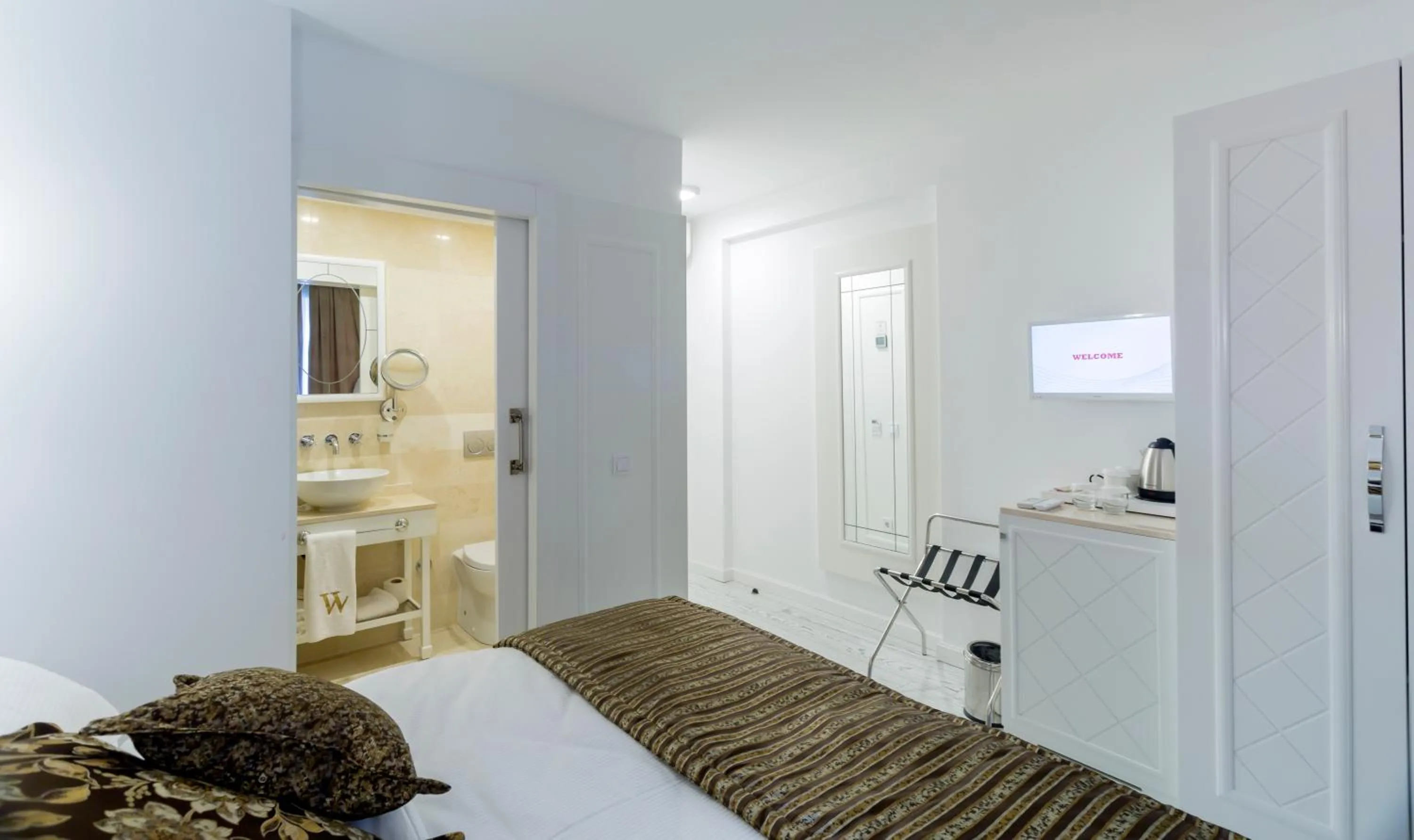 Photo of the whole room, Bed in Wise Hotel & Spa - Adults Only