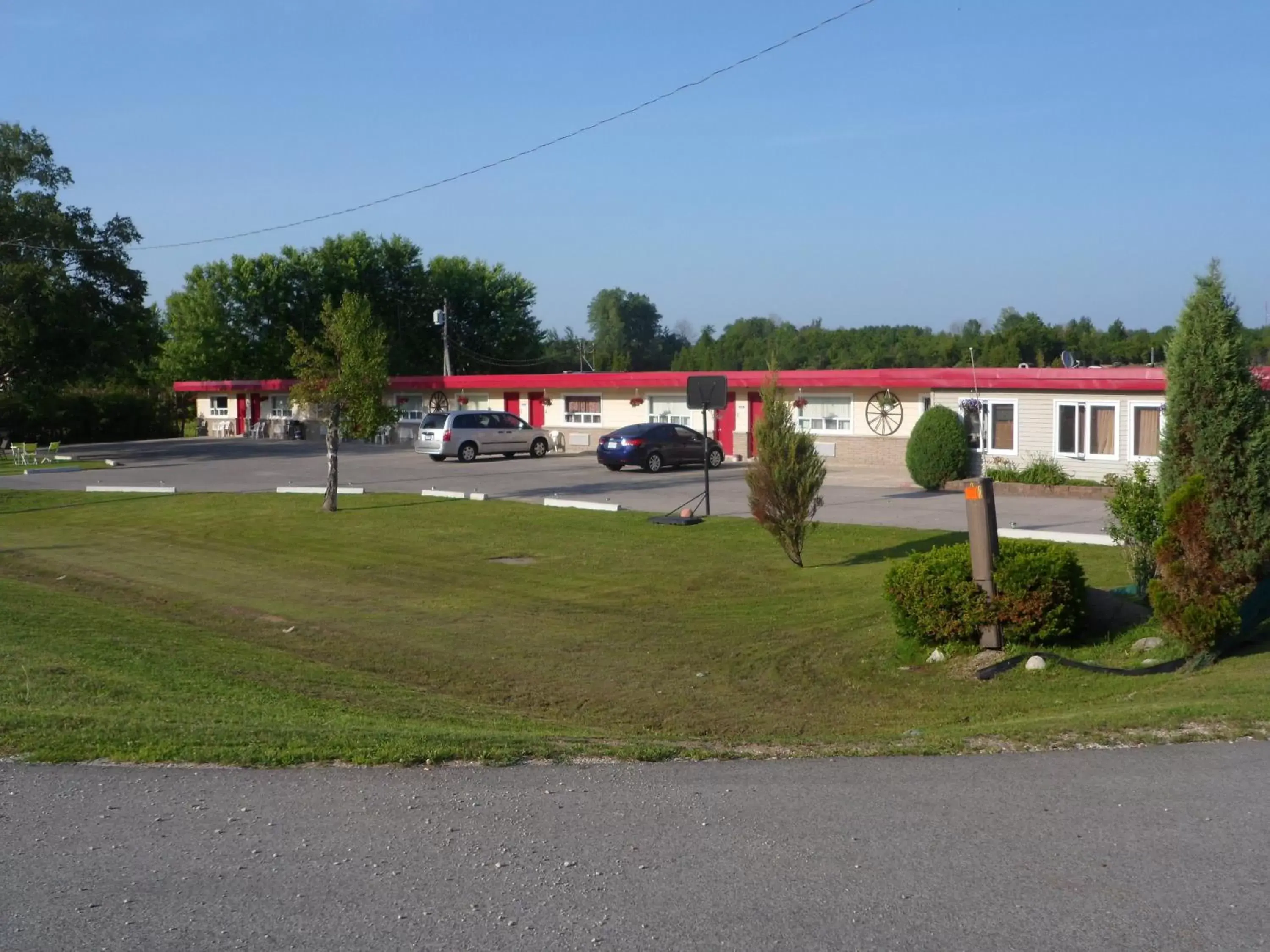 Property building, Garden in The Silver Birch Motel