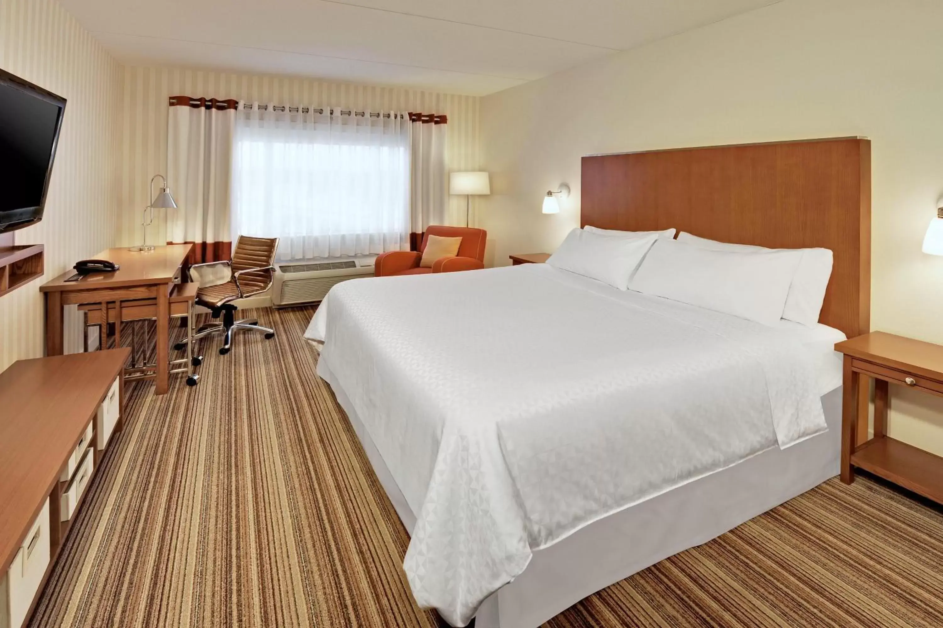 Photo of the whole room, Bed in Four Points by Sheraton Cambridge Kitchener, Ontario