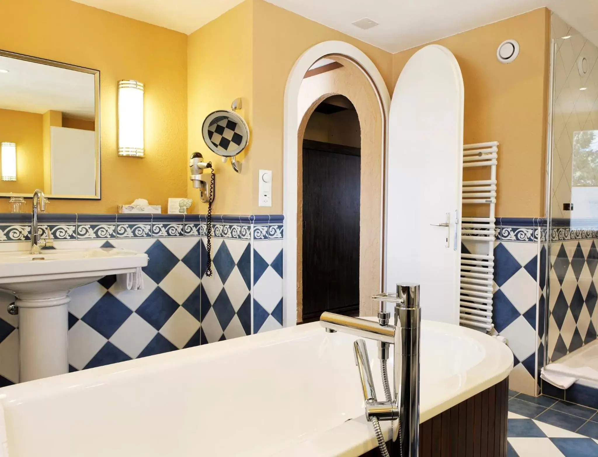 Bathroom, Bed in Hotel Spinne Grindelwald Bathroom, Bed in Hotel Spinne Grindelwald