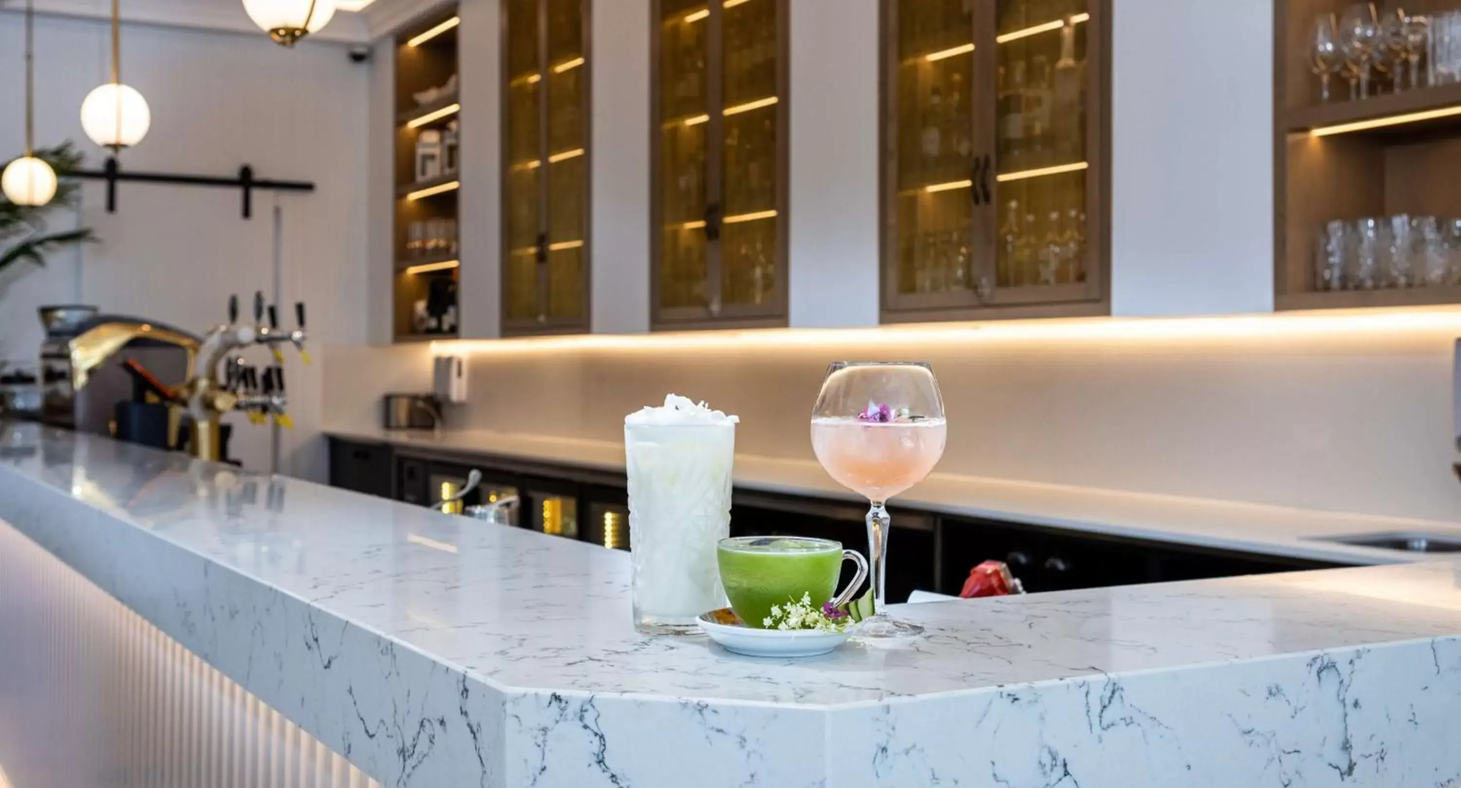 Lounge or bar, Restaurant/Places to Eat in Hilton Surfers Paradise Hotel & Residences