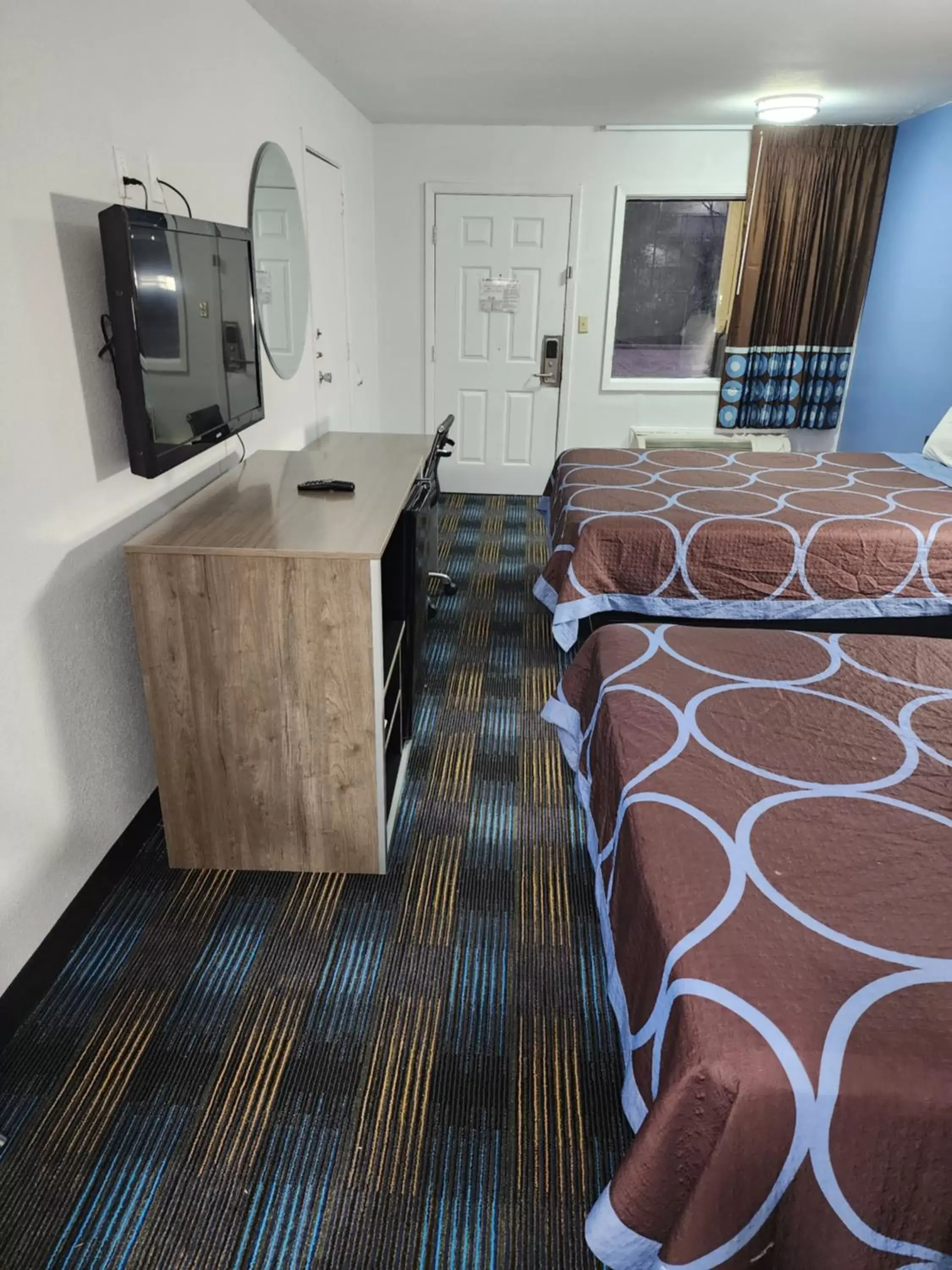 Communal lounge/ TV room, Bed in Super 8 by Wyndham Shreveport