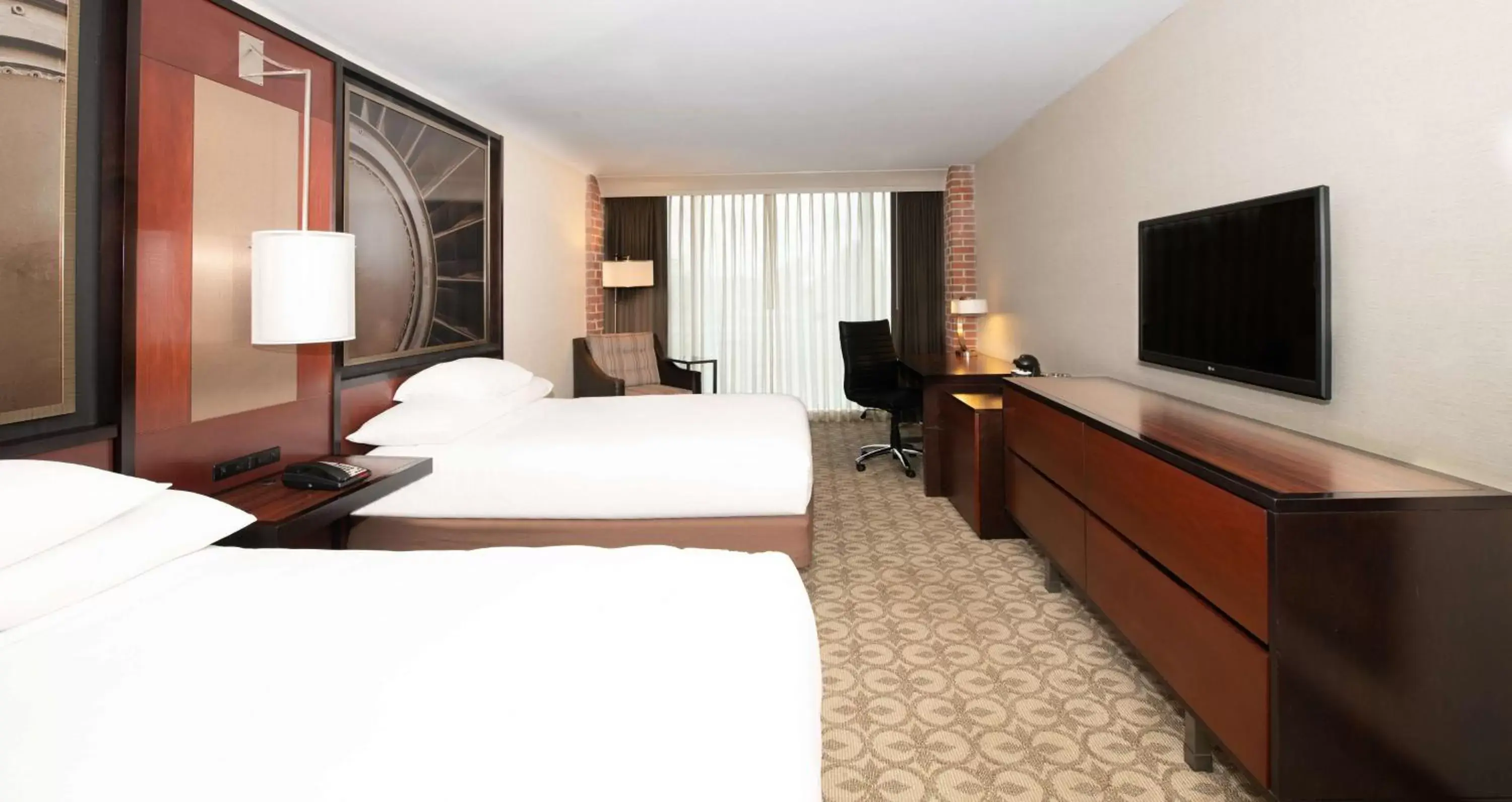 Bedroom, TV/Entertainment Center in DoubleTree Hotel & Suites Charleston Airport