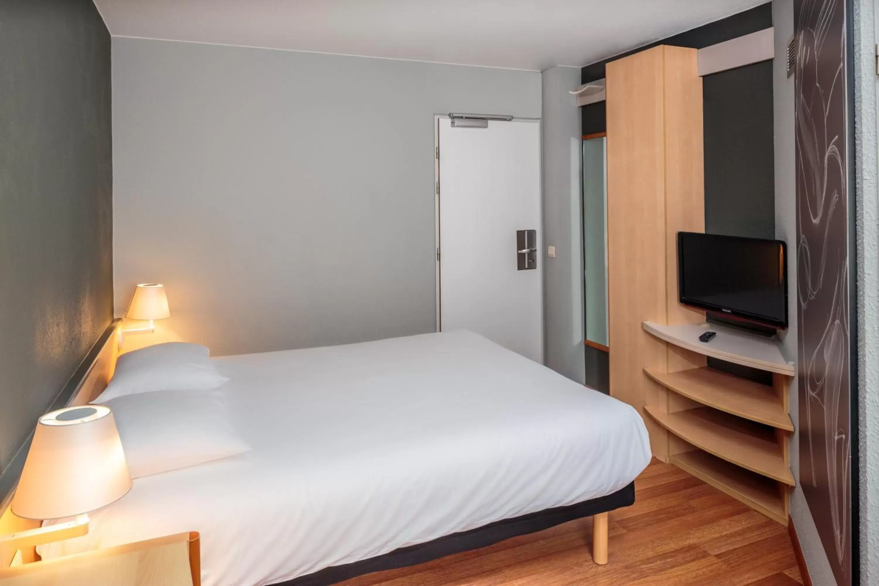 Photo of the whole room, Bed in Ibis Brussels City Centre