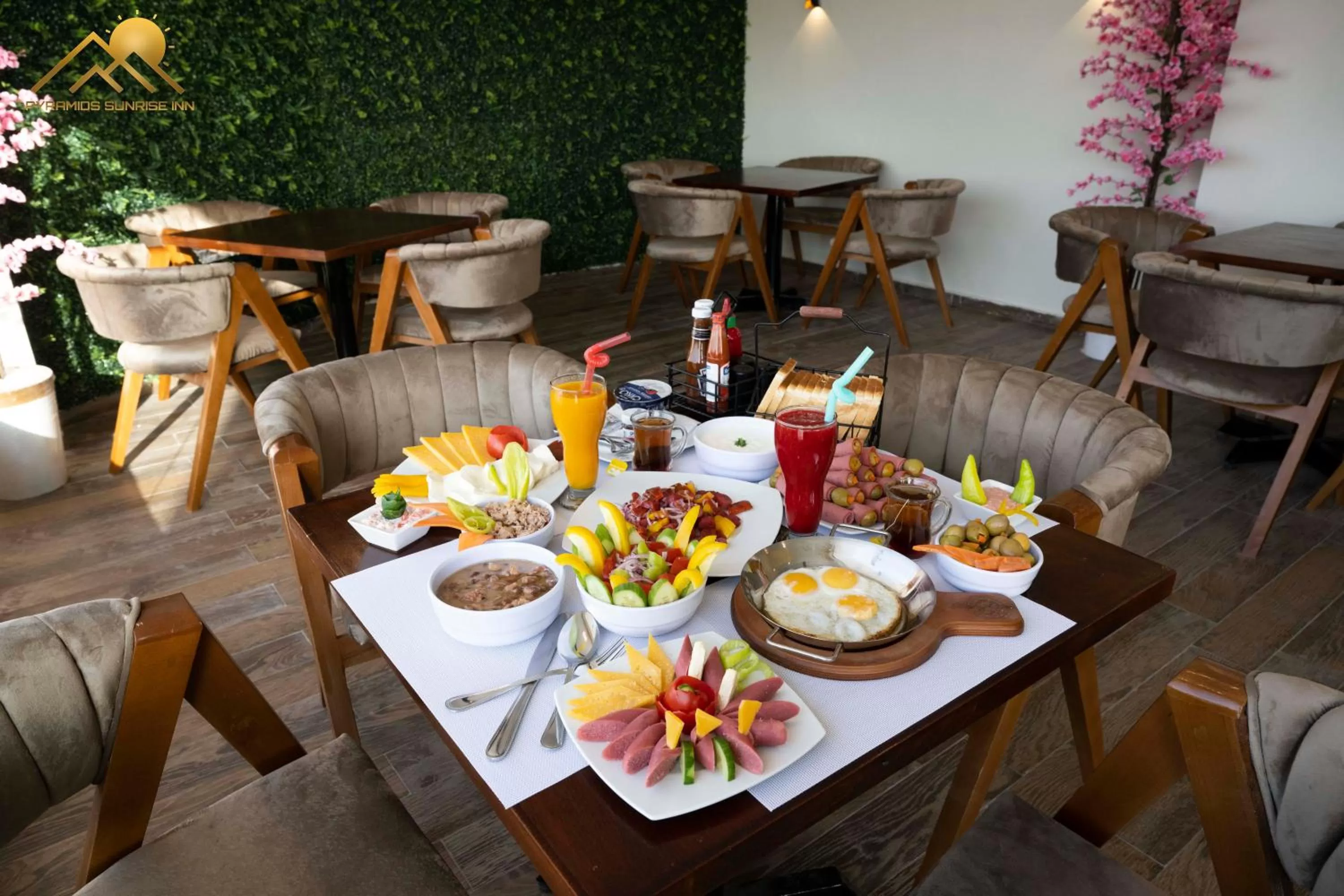 Restaurant/places to eat in Pyramids sunrise inn