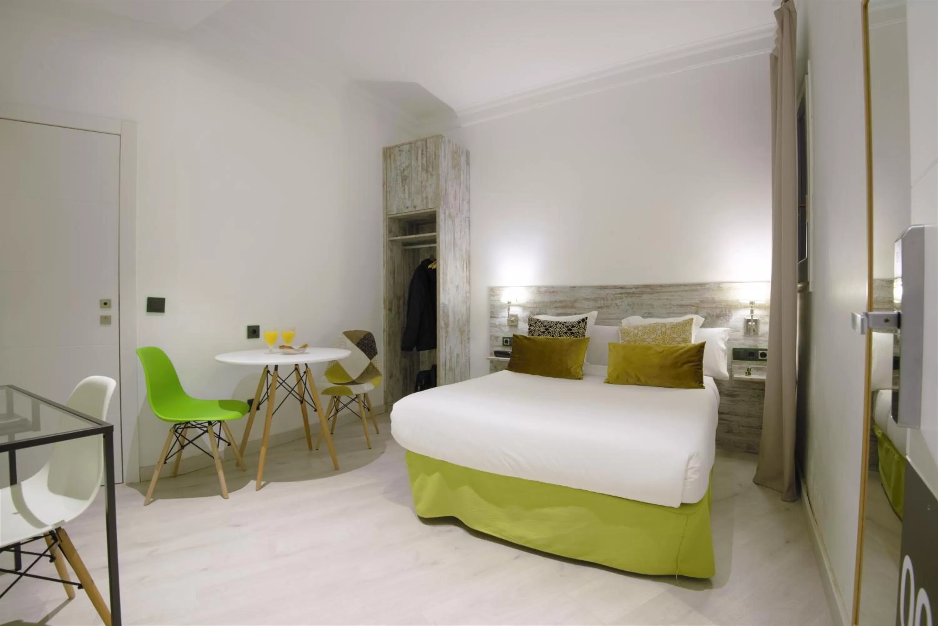 Photo of the whole room, Bed in DreamKeys Barcelona City