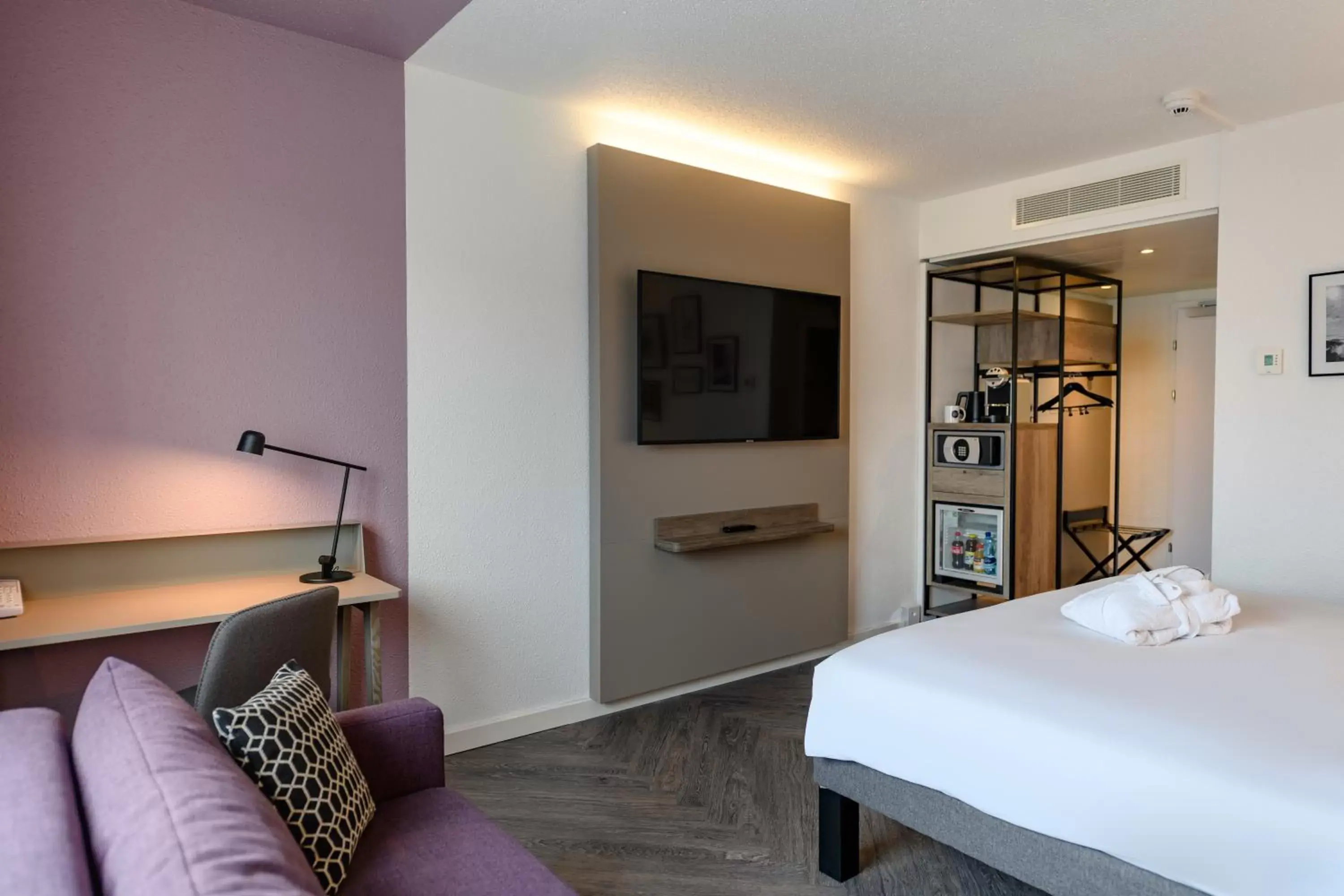 Seating area, Bed in Novotel Zurich City West