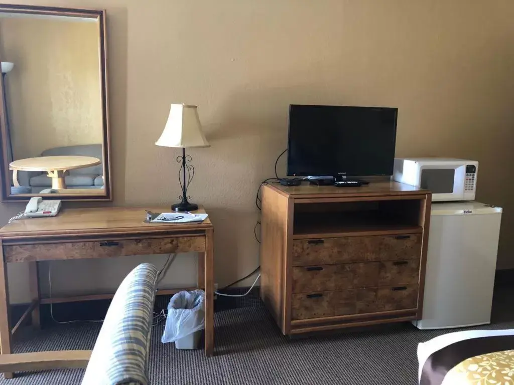 TV/Entertainment Center in Knights Inn - Baker City