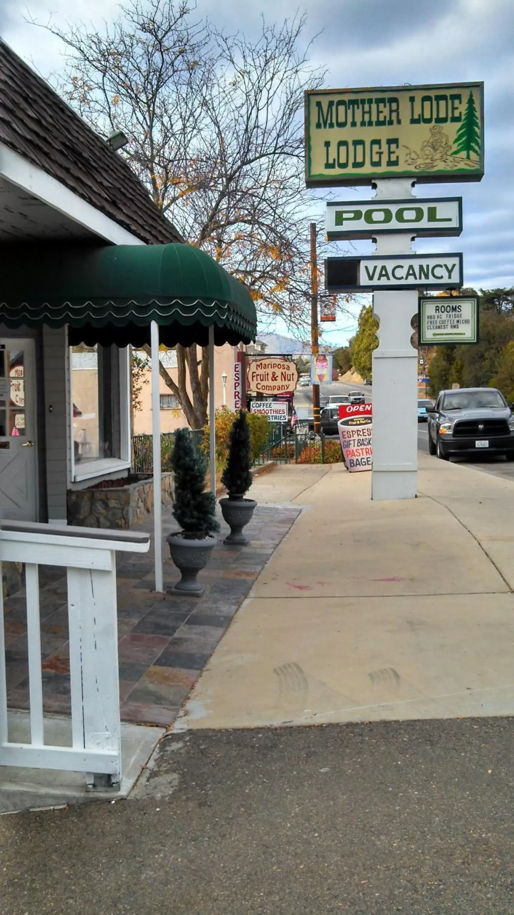 Facade/entrance in Mother Lode Lodge