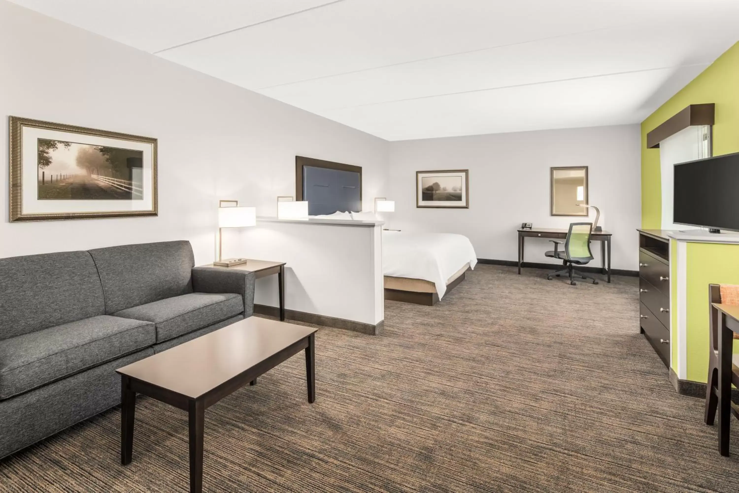 Photo of the whole room, Seating Area in Holiday Inn Express & Suites Wilmington-Newark, an IHG Hotel