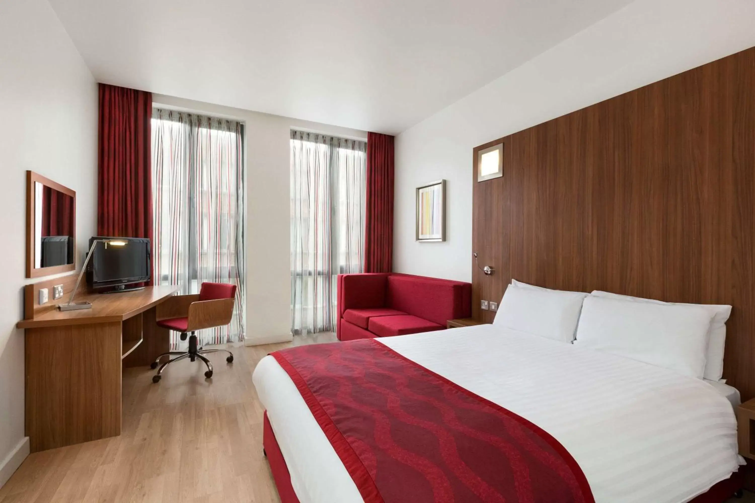 Photo of the whole room, Bed in Ramada Encore Leicester City Centre