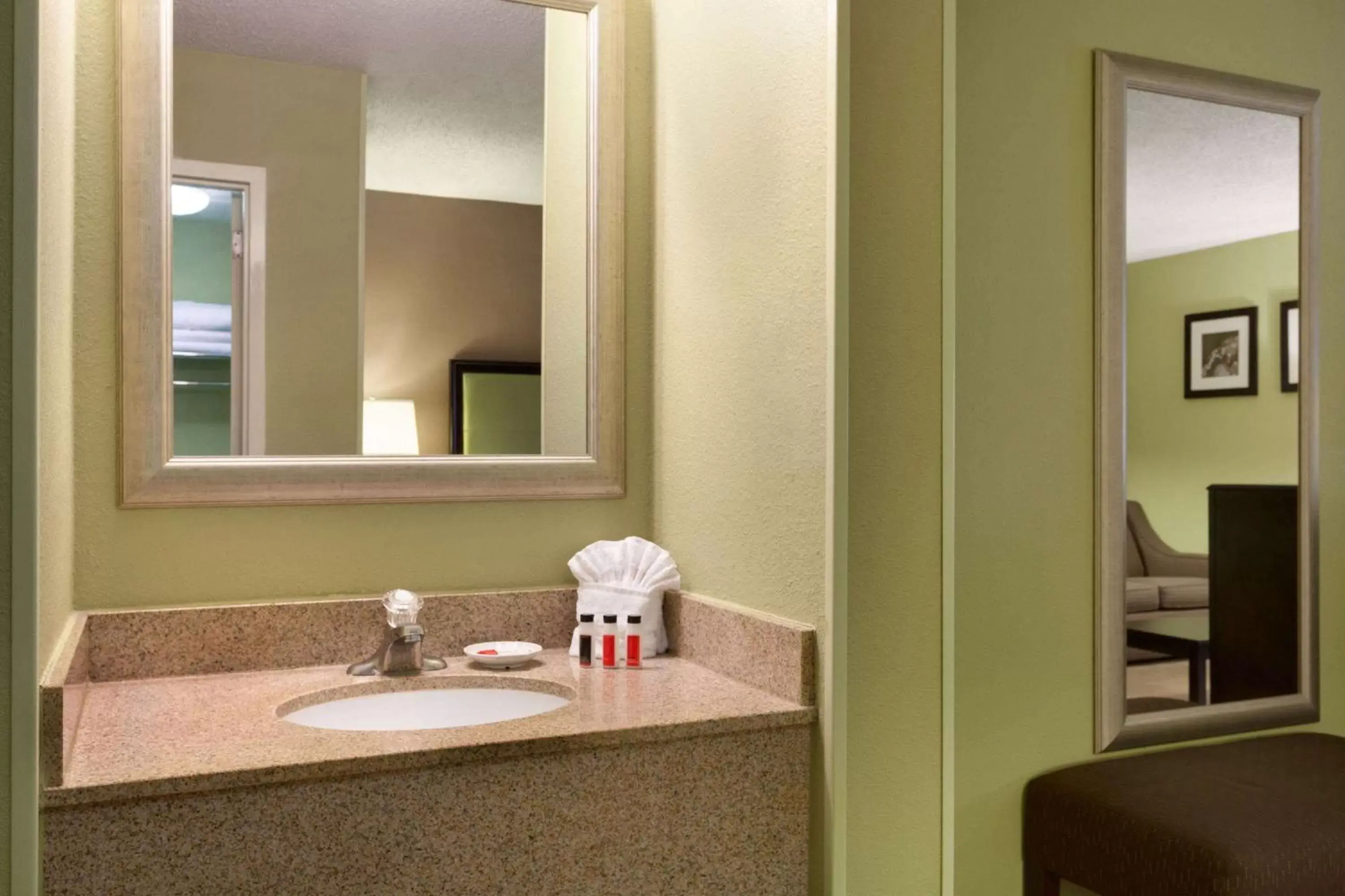 Photo of the whole room, Bathroom in Days Inn by Wyndham Baltimore Inner Harbor