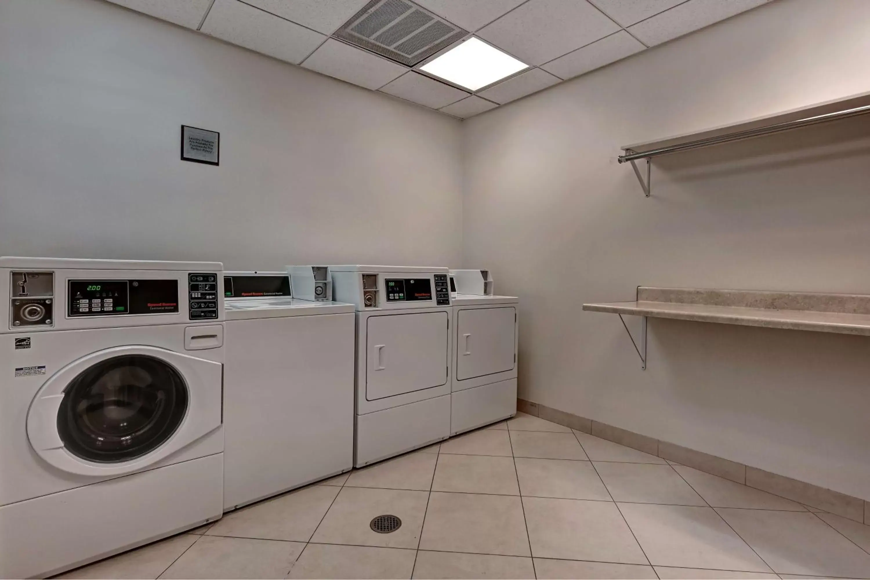 Property building, Kitchen/Kitchenette in Hilton Garden Inn San Bernardino