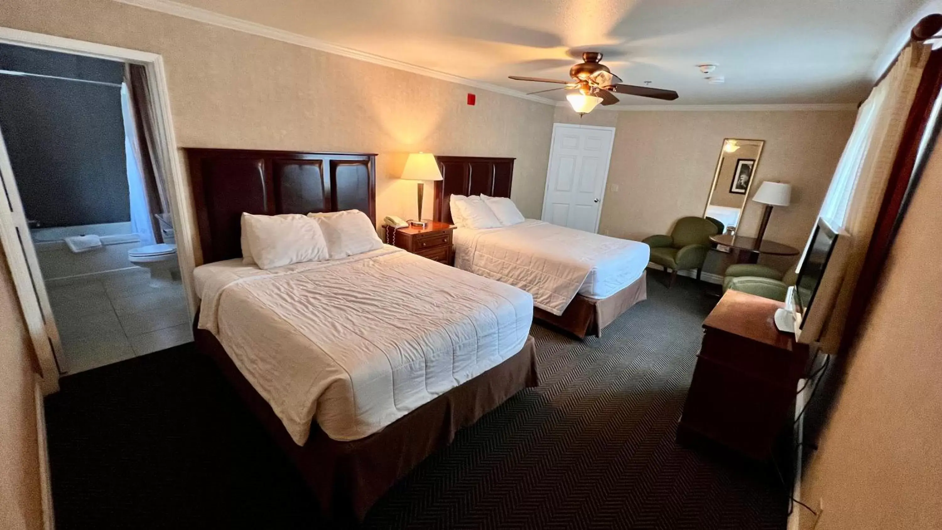 Bed in Yosemite View Lodge Bed in Yosemite View Lodge