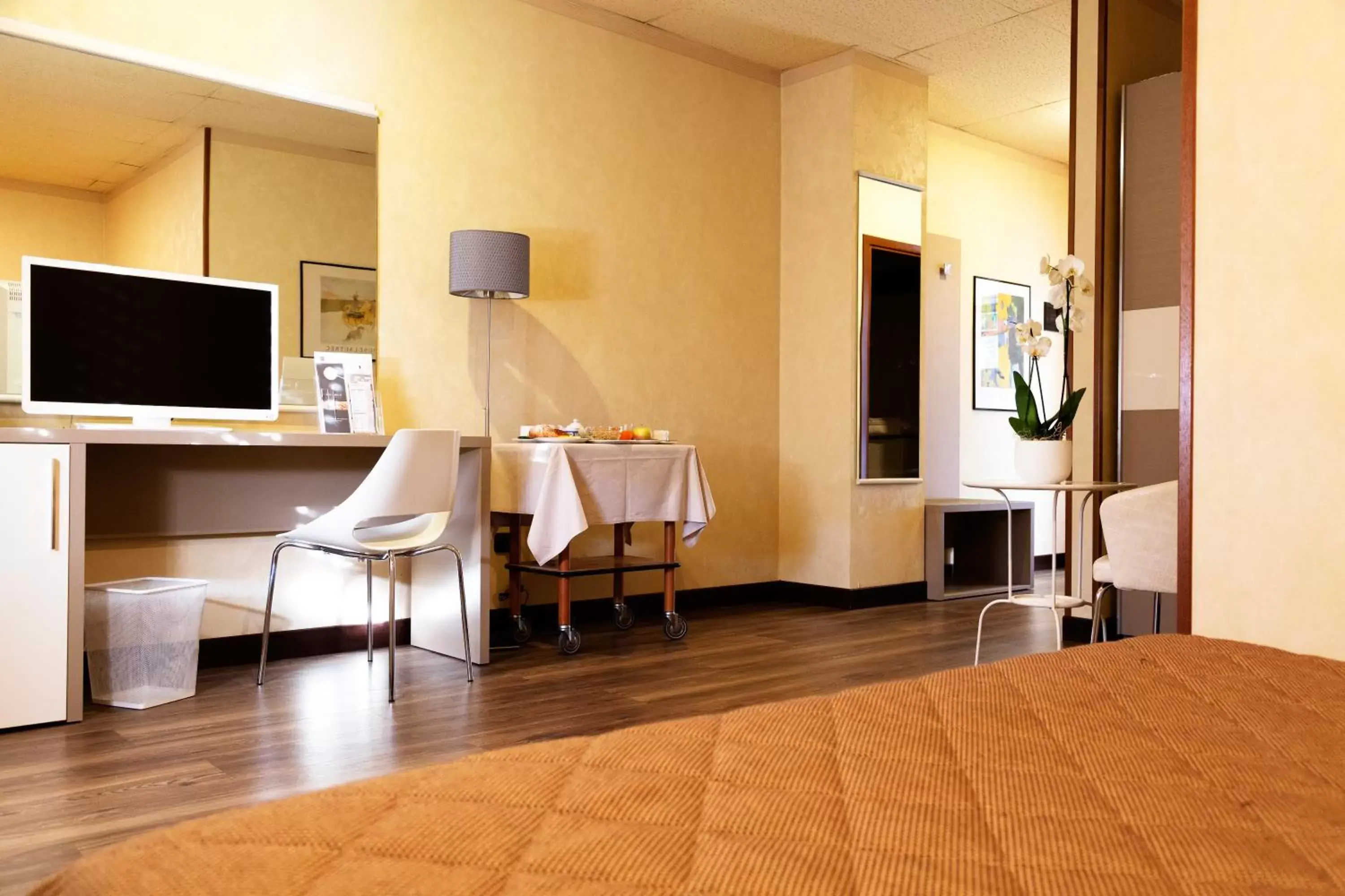 Bedroom, TV/Entertainment Center in iH Hotels Bologna Amadeus