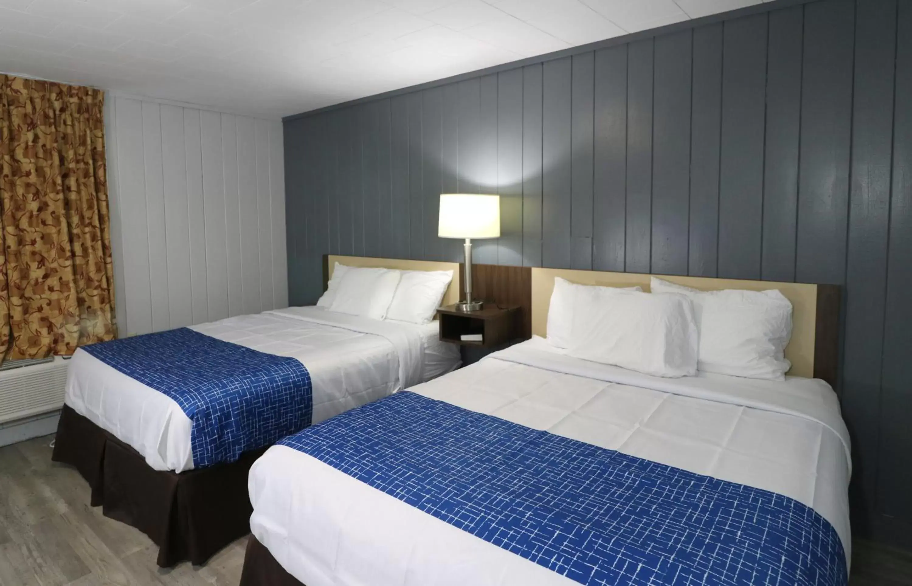 Photo of the whole room, Bed in Travelodge by Wyndham Gatlinburg