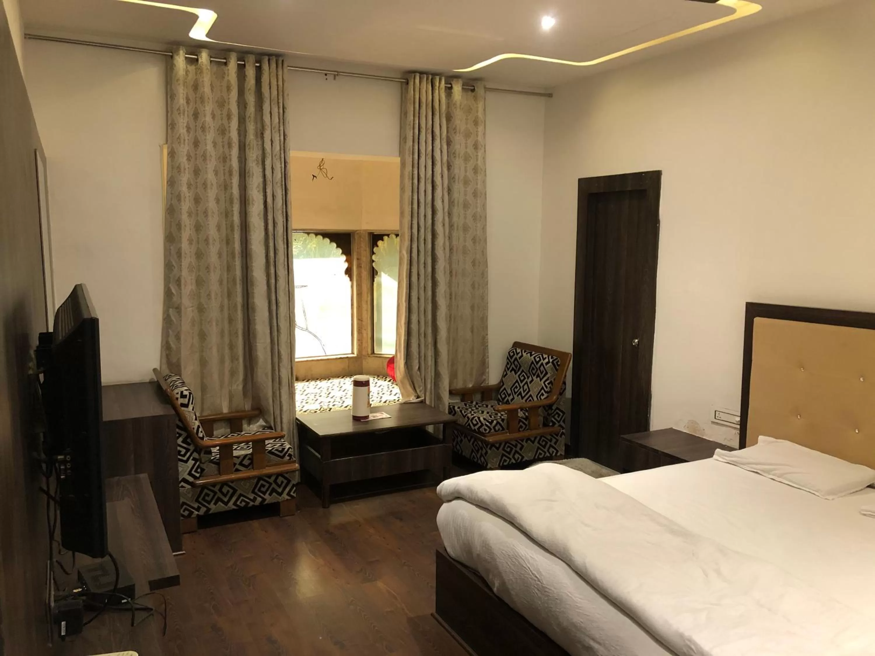Photo of the whole room, Bed in Hotel Rani Palace at Lake Fatehsagar