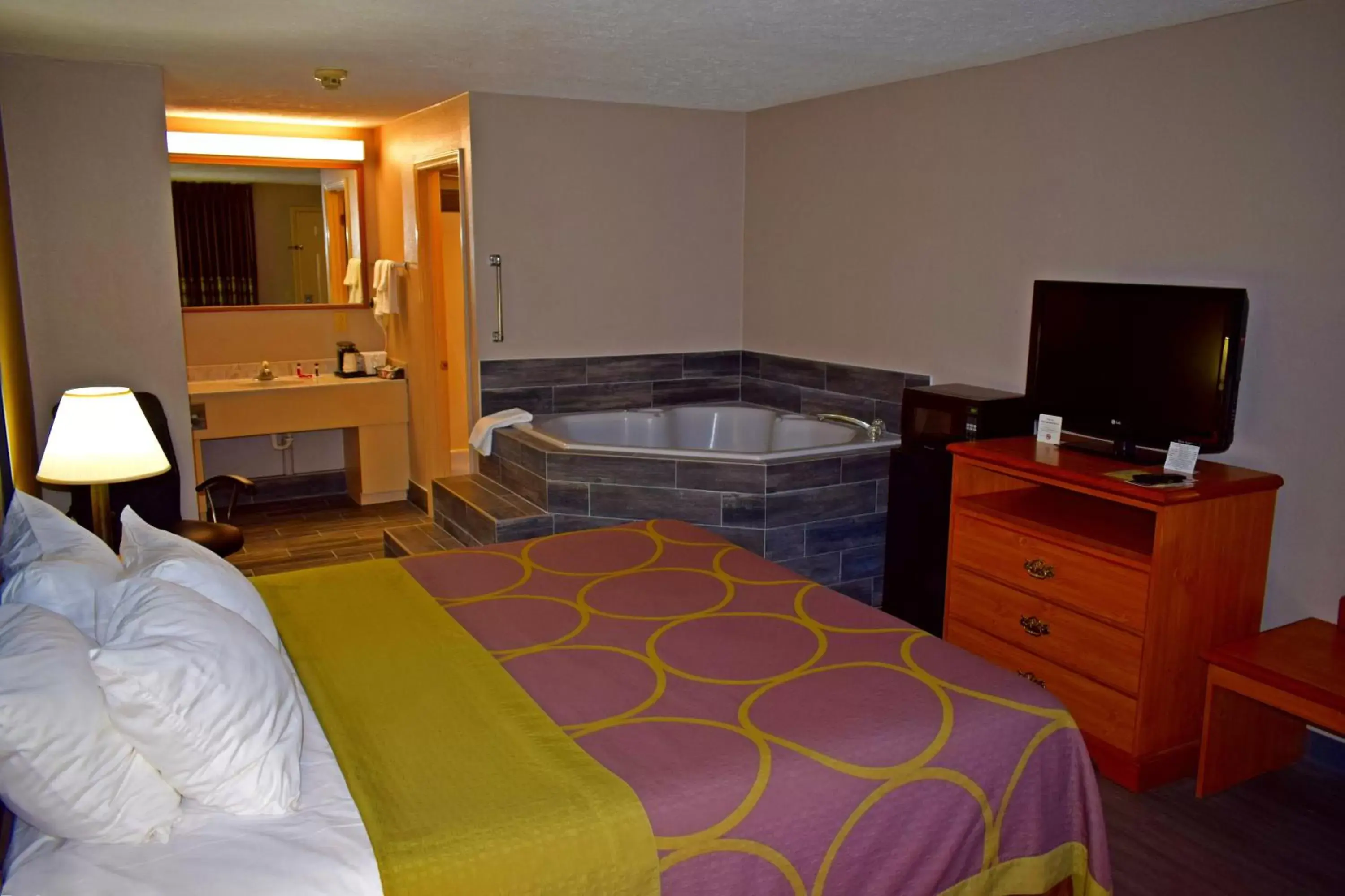 Hot Tub, Bed in Super 8 by Wyndham Fort Chiswell Wytheville Area
