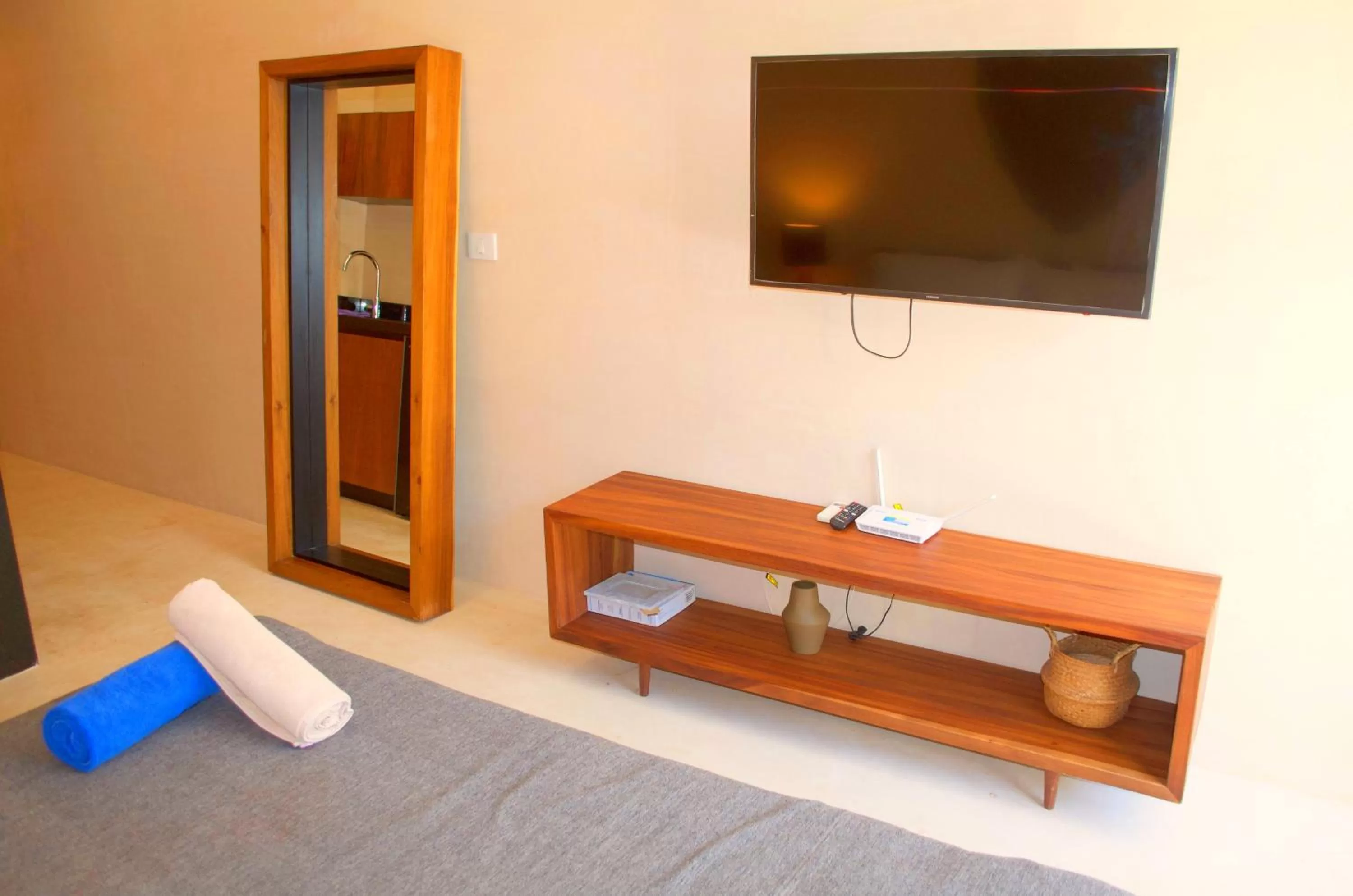 Bed, TV/Entertainment Center in Gardens Coba - Luxury Cardinal