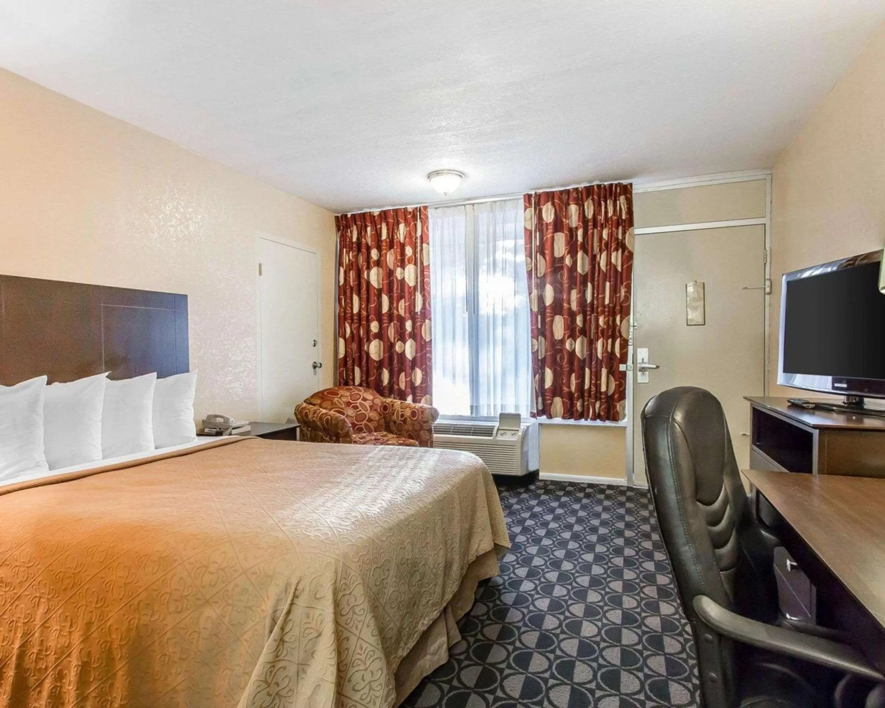 Photo of the whole room in Quality Inn Ada near University