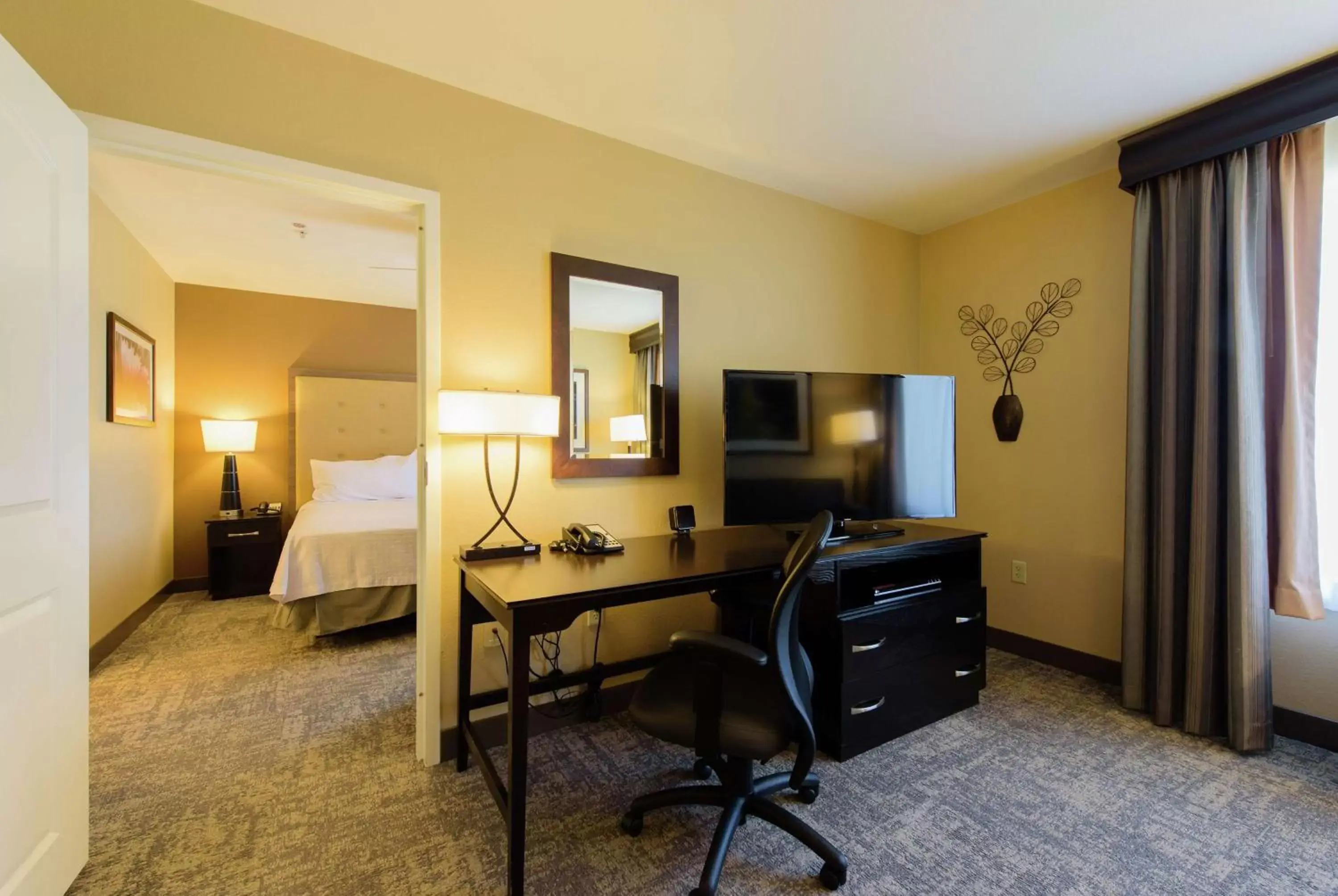 Bedroom, TV/Entertainment Center in Homewood Suites by Hilton Phoenix Chandler Fashion Center