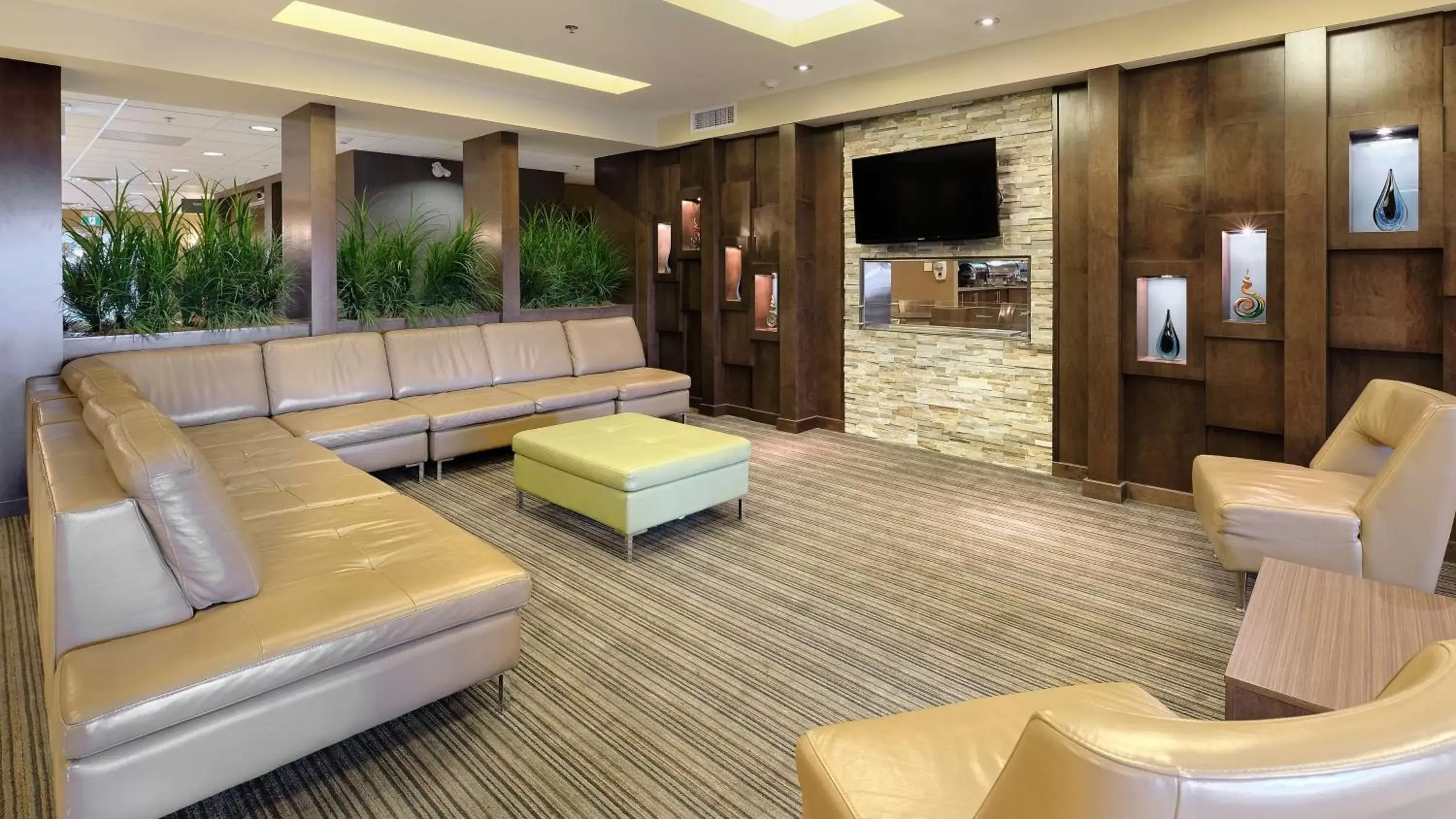 Lobby or reception, Seating Area in Best Western Plus Winnipeg West