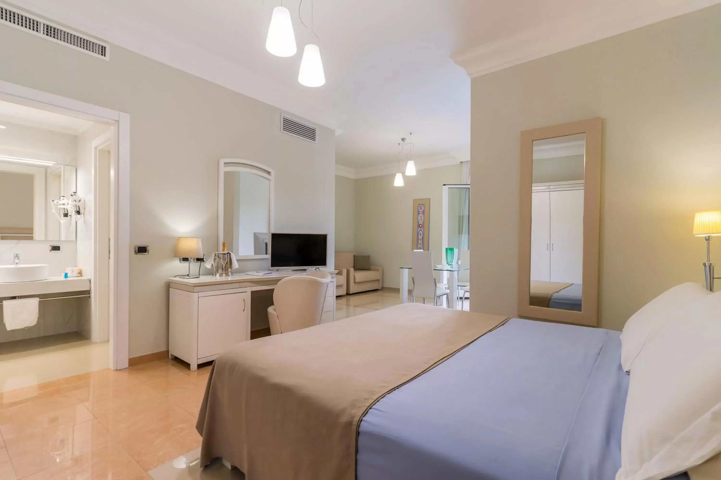 Bathroom, Bed in Victoria Palace Hotel & Zen Wellness Bathroom, Bed in Victoria Palace Hotel & Zen Wellness