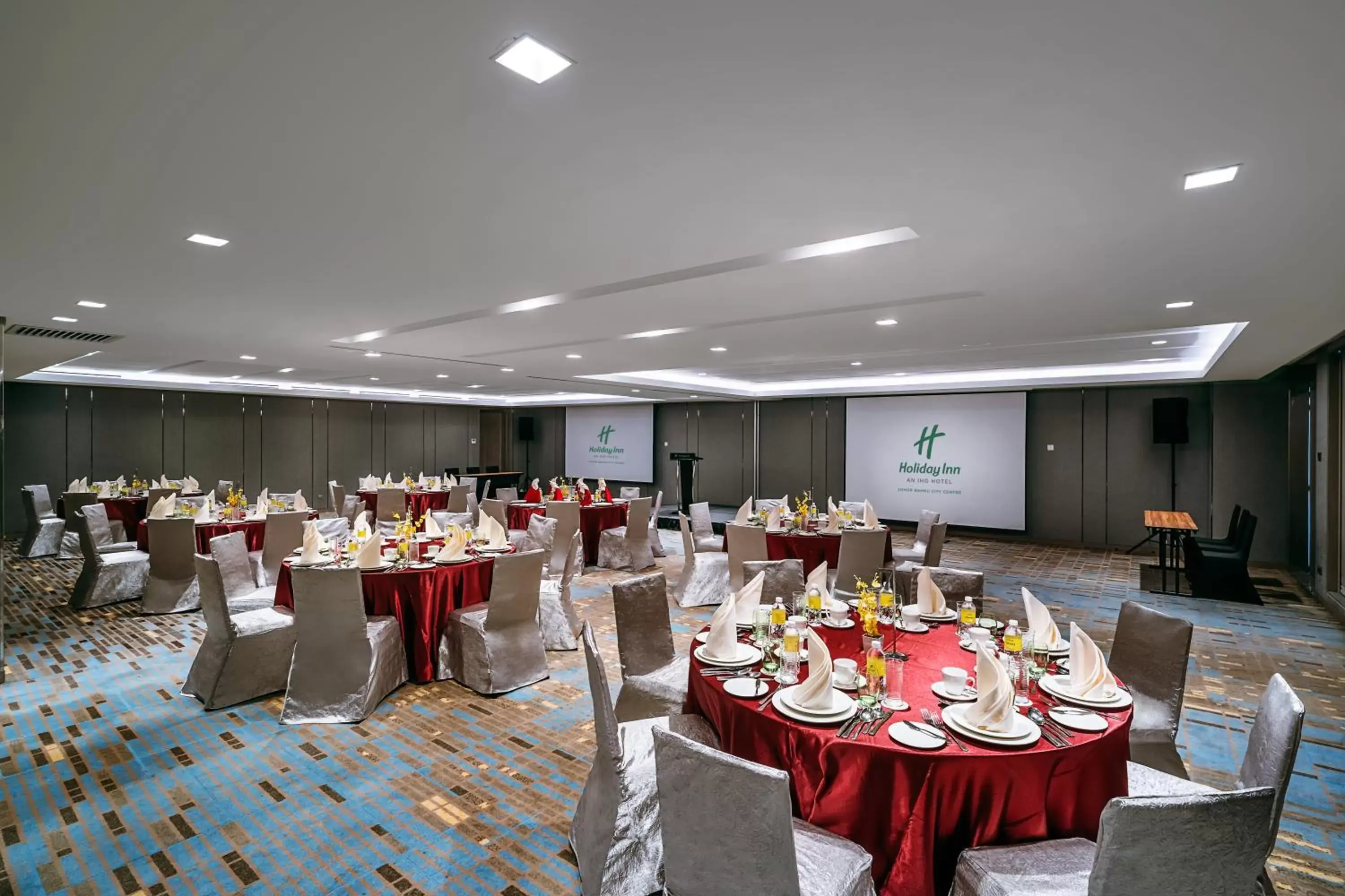 Meeting/conference room, Restaurant/Places to Eat in Holiday Inn Johor Bahru City Centre, an IHG Hotel