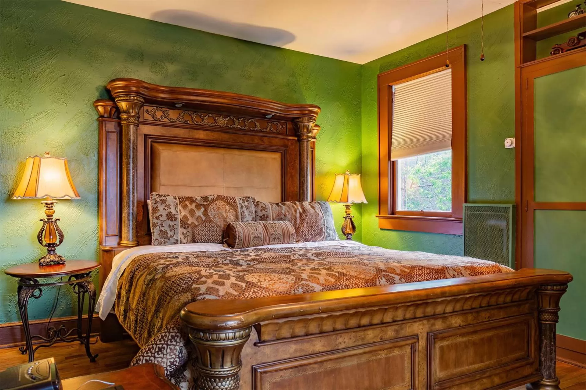 Bed in Echo Mountain Inn